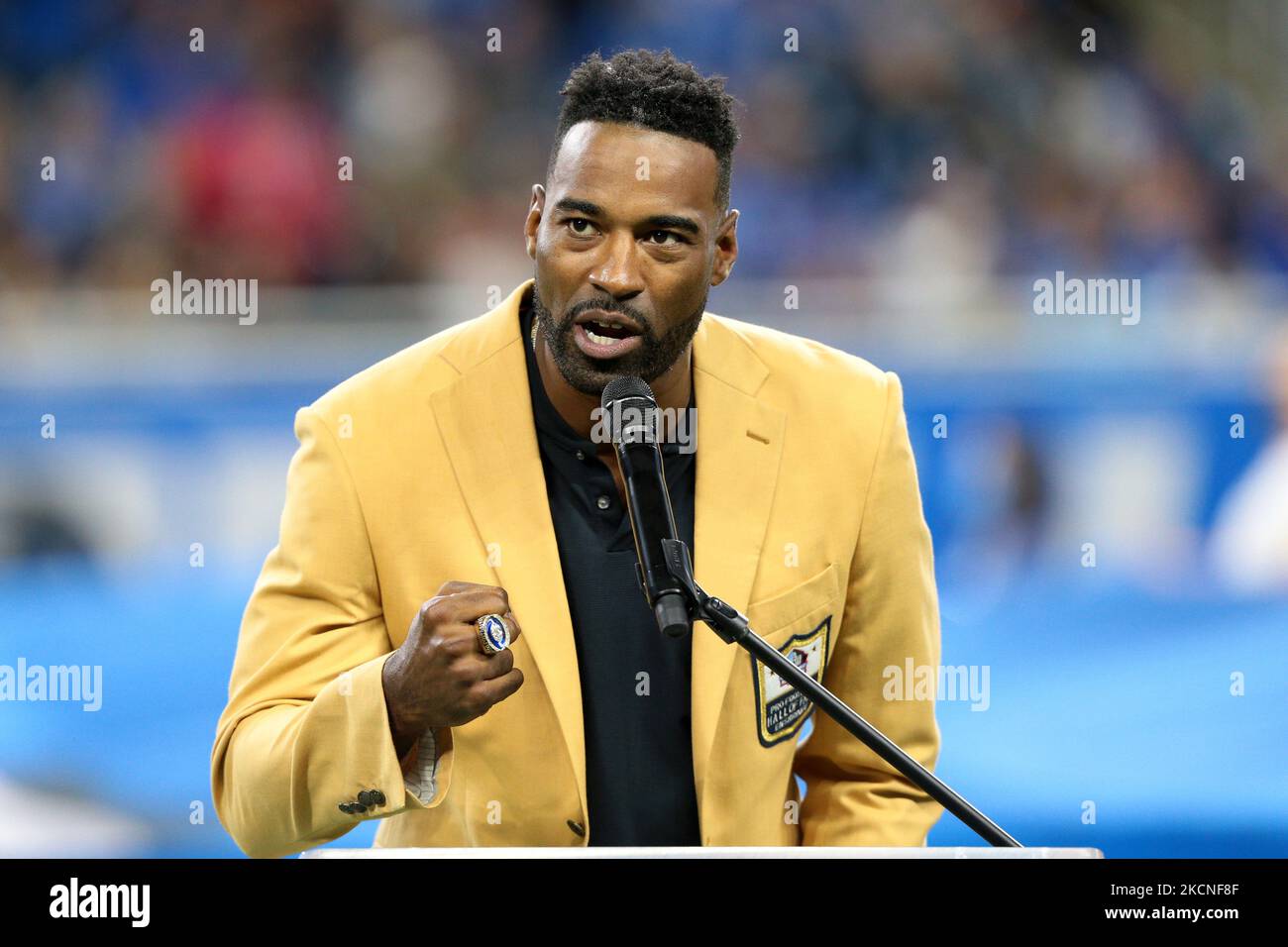 Calvin Johnson, ancien grand receveur des Lions de Detroit, membre du Pro football Hall of Fame (R), reçoit son anneau du Temple de la renommée lors de la première partie d'un match de football de la NFL entre les Baltimore Ravens et les Detroit Lions à Detroit, Michigan, États-Unis, dimanche, 26 septembre, 2021. (Photo de Jorge Lemus/NurPhoto) Banque D'Images