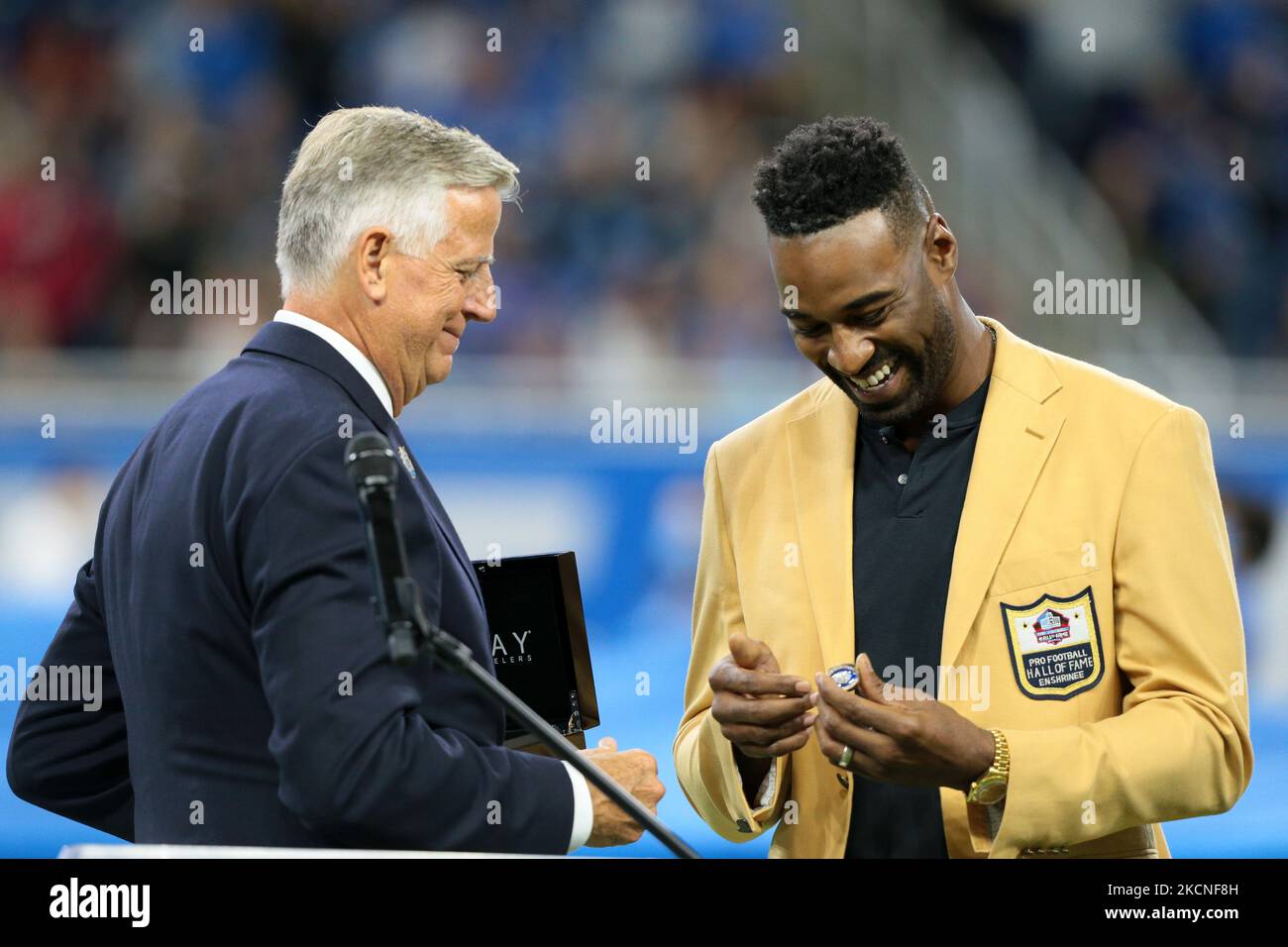 Calvin Johnson, ancien grand receveur des Lions de Detroit, membre du Pro football Hall of Fame (R), reçoit son anneau du Temple de la renommée lors de la première partie d'un match de football de la NFL entre les Baltimore Ravens et les Detroit Lions à Detroit, Michigan, États-Unis, dimanche, 26 septembre, 2021. (Photo de Jorge Lemus/NurPhoto) Banque D'Images