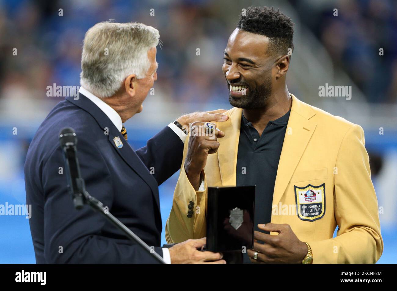 Calvin Johnson, ancien grand receveur des Lions de Detroit, membre du Pro football Hall of Fame (R), reçoit son anneau du Temple de la renommée lors de la première partie d'un match de football de la NFL entre les Baltimore Ravens et les Detroit Lions à Detroit, Michigan, États-Unis, dimanche, 26 septembre, 2021. (Photo de Jorge Lemus/NurPhoto) Banque D'Images