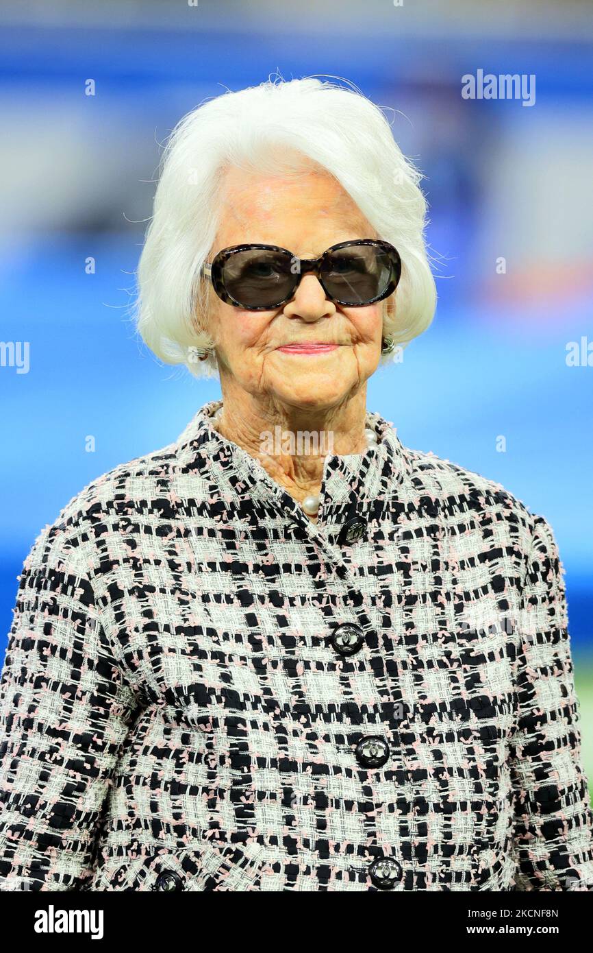 L'ancienne propriétaire principale et présidente des Detroit Lions Martha Parke Firestone Ford participe à une cérémonie spéciale en l'honneur de l'ancien receveur de Detroit Lions, Calvin Johnson Jr., « Megatron » qui a été intronisé au Temple de la renommée lors d'un match de football de la NFL entre les Lions de Détroit et les Ravens de Baltimore à Detroit, Michigan, États-Unis, dimanche, 26 septembre 2021. (Photo par Amy Lemus/NurPhoto) Banque D'Images