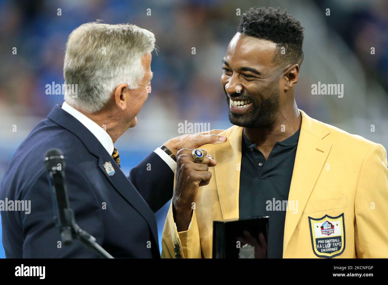 Calvin Johnson (R), ancien receveur du Grand Lions de Detroit, reçoit son anneau du Temple de la renommée de Steve Nash, après avoir récemment été admis comme membre du Pro football Hall of Fame pendant la première moitié d'un match de football de la NFL entre les Baltimore Ravens et les Detroit Lions À Detroit, Michigan, États-Unis, le dimanche, 26 septembre 2021. (Photo de Jorge Lemus/NurPhoto) Banque D'Images