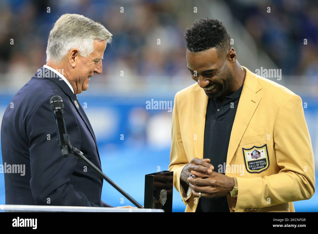 Calvin Johnson (R), ancien receveur du Grand Lions de Detroit, reçoit son anneau du Temple de la renommée de Steve Nash, après avoir récemment été admis comme membre du Pro football Hall of Fame pendant la première moitié d'un match de football de la NFL entre les Baltimore Ravens et les Detroit Lions À Detroit, Michigan, États-Unis, le dimanche, 26 septembre 2021. (Photo de Jorge Lemus/NurPhoto) Banque D'Images