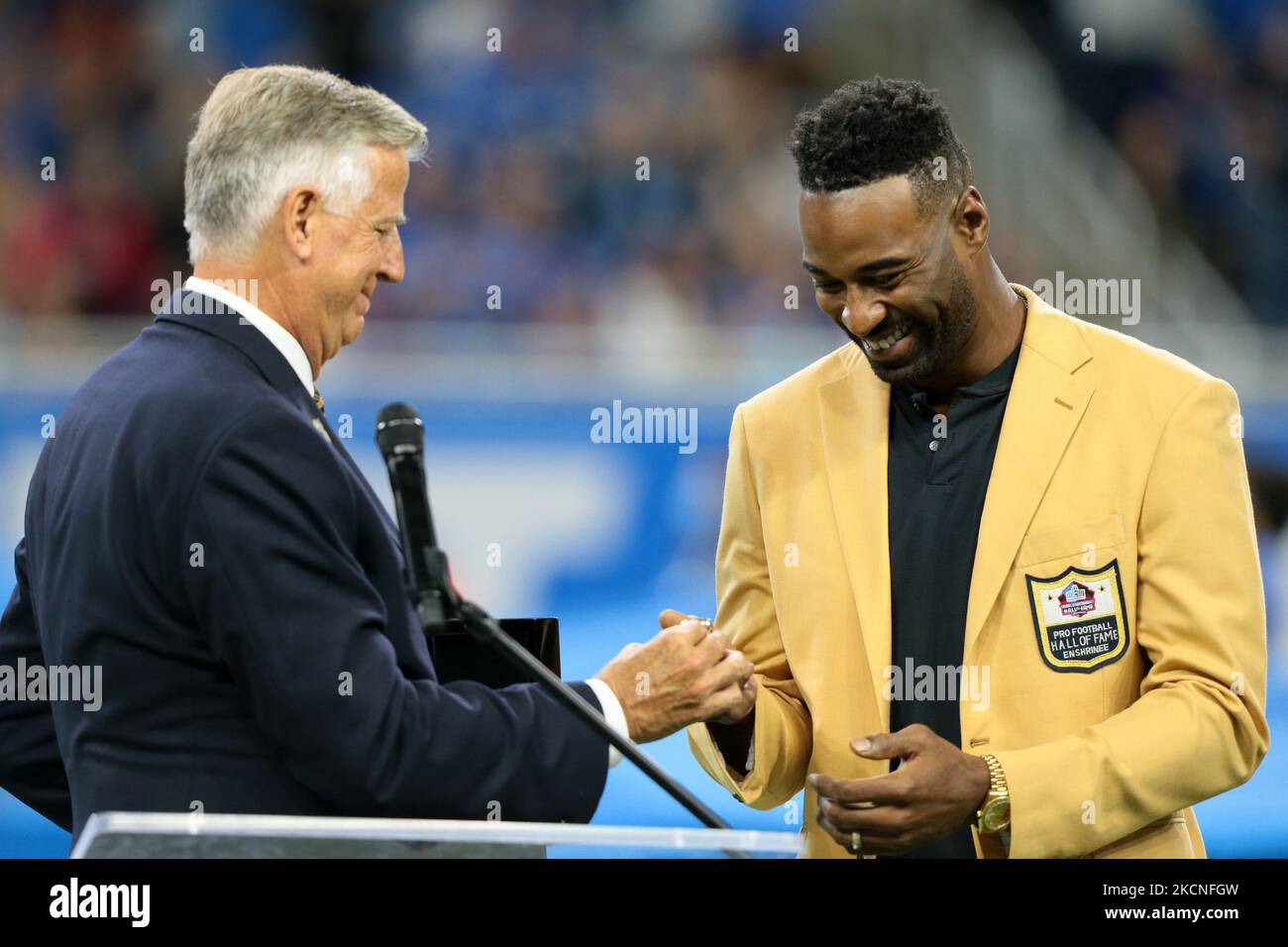 Calvin Johnson (R), ancien receveur du Grand Lions de Detroit, reçoit son anneau du Temple de la renommée de Steve Nash, après avoir récemment été admis comme membre du Pro football Hall of Fame pendant la première moitié d'un match de football de la NFL entre les Baltimore Ravens et les Detroit Lions À Detroit, Michigan, États-Unis, le dimanche, 26 septembre 2021. (Photo de Jorge Lemus/NurPhoto) Banque D'Images