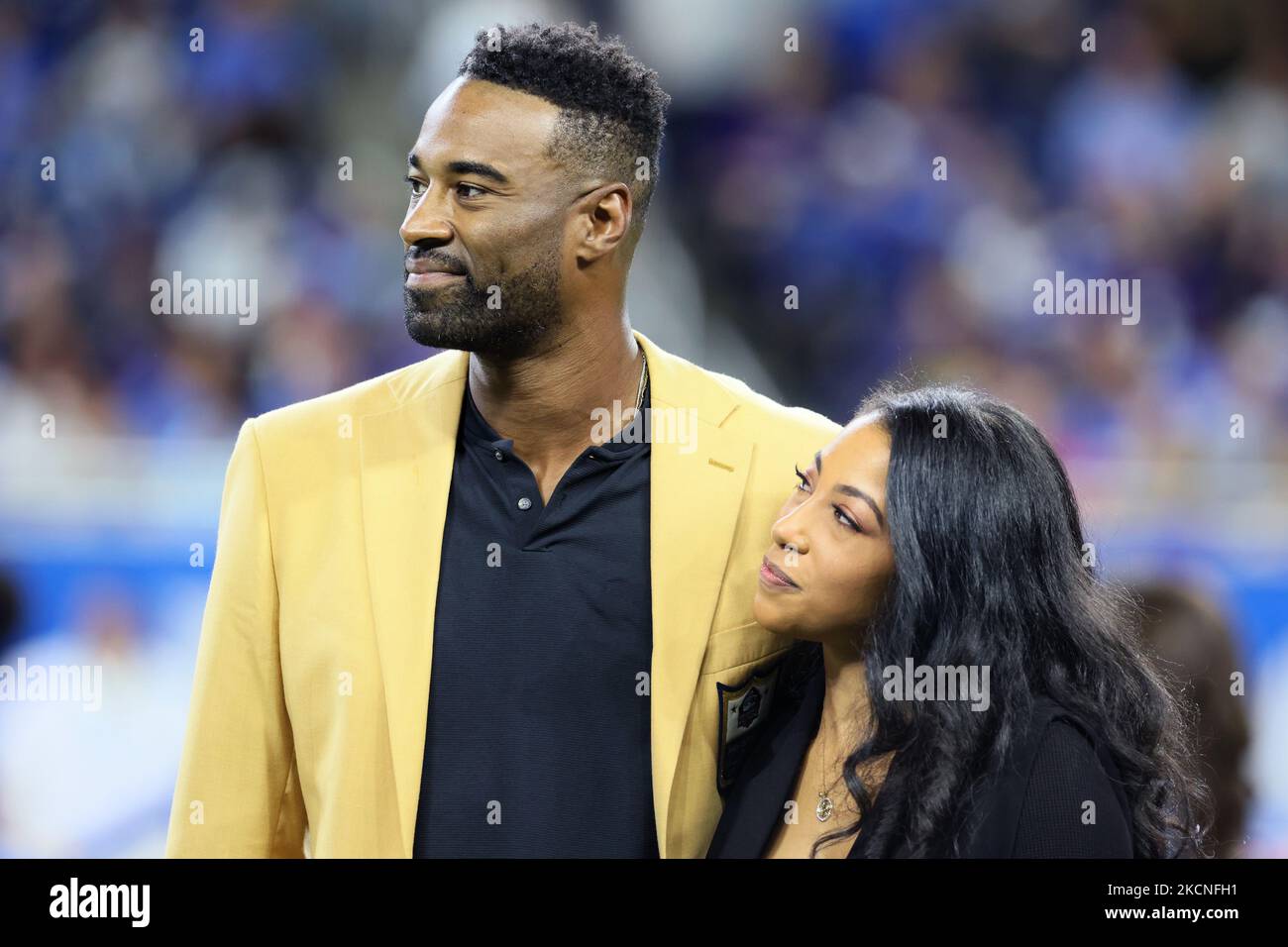 Calvin, ancien receveur de la grande équipe des Detroit Lions, « Megatron » Johnson, Jr., se tient avec son épouse, Brittney McNorton, comme il est honoré après sa récente admission au Temple de la renommée lors d'une cérémonie spéciale à la mi-temps d'un match de football de la NFL entre les Detroit Lions et les Baltimore Ravens à Detroit, Michigan États-Unis, le dimanche, 26 septembre 2021. (Photo par Amy Lemus/NurPhoto) Banque D'Images