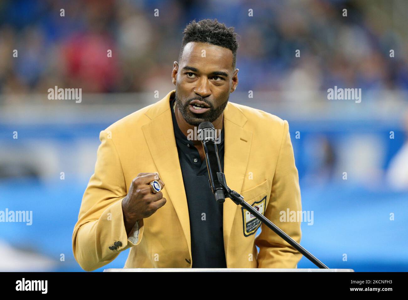 Calvin Johnson, ancien grand receveur des Lions de Detroit, parle après avoir reçu son anneau du Temple de la renommée lors d'une cérémonie spéciale à la mi-temps d'un match de football de la NFL entre les Ravens de Baltimore et les Lions de Detroit à Detroit, Michigan, États-Unis, dimanche, 26 septembre 2021. (Photo de Jorge Lemus/NurPhoto) Banque D'Images
