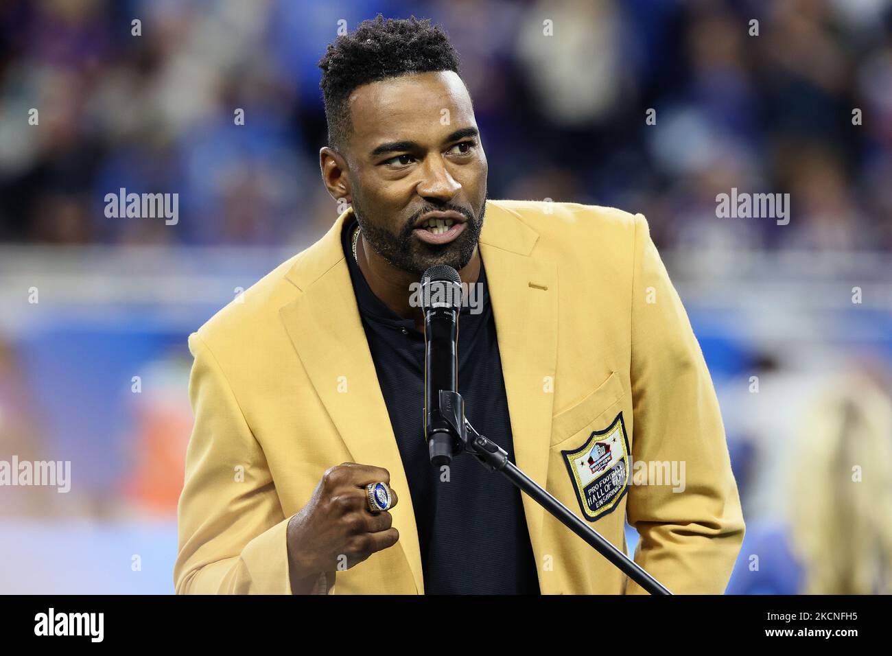 L'ancien receveur de l'ensemble des Lions de Detroit, Calvin Johnson, Jr., « Megatron », parle après avoir reçu son anneau du Temple de la renommée lors d'un match de football de la NFL entre les Lions de Detroit et les Ravens de Baltimore à Detroit, Michigan, États-Unis, le dimanche, 26 septembre 2021. (Photo par Amy Lemus/NurPhoto) Banque D'Images