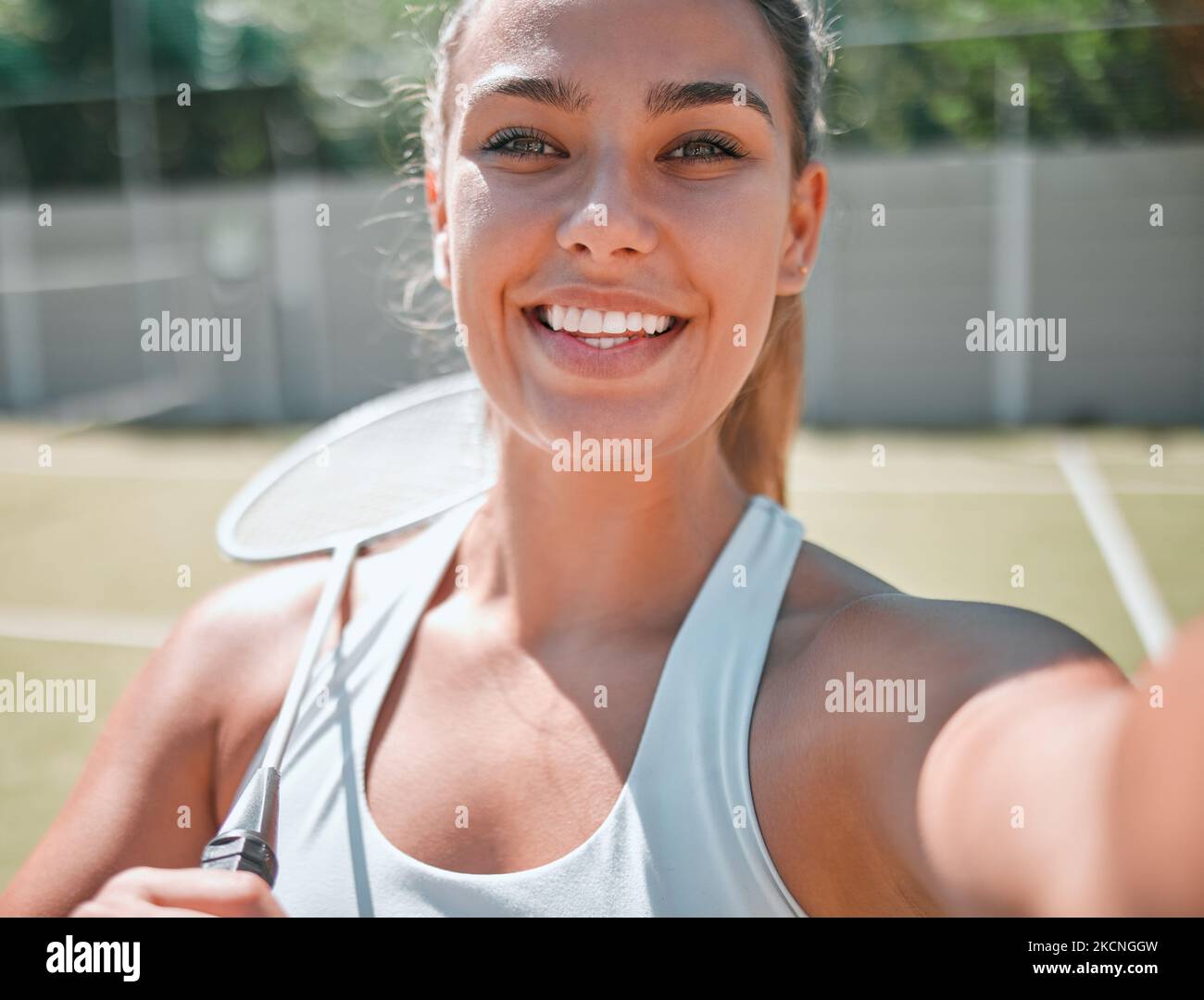 Femme, athlète avec selfie de tennis pour la remise en forme en plein air sur le court de tennis, heureux dans l'image et prêt pour le jeu de sport. Sports, sourire avec raquette de tennis et Banque D'Images