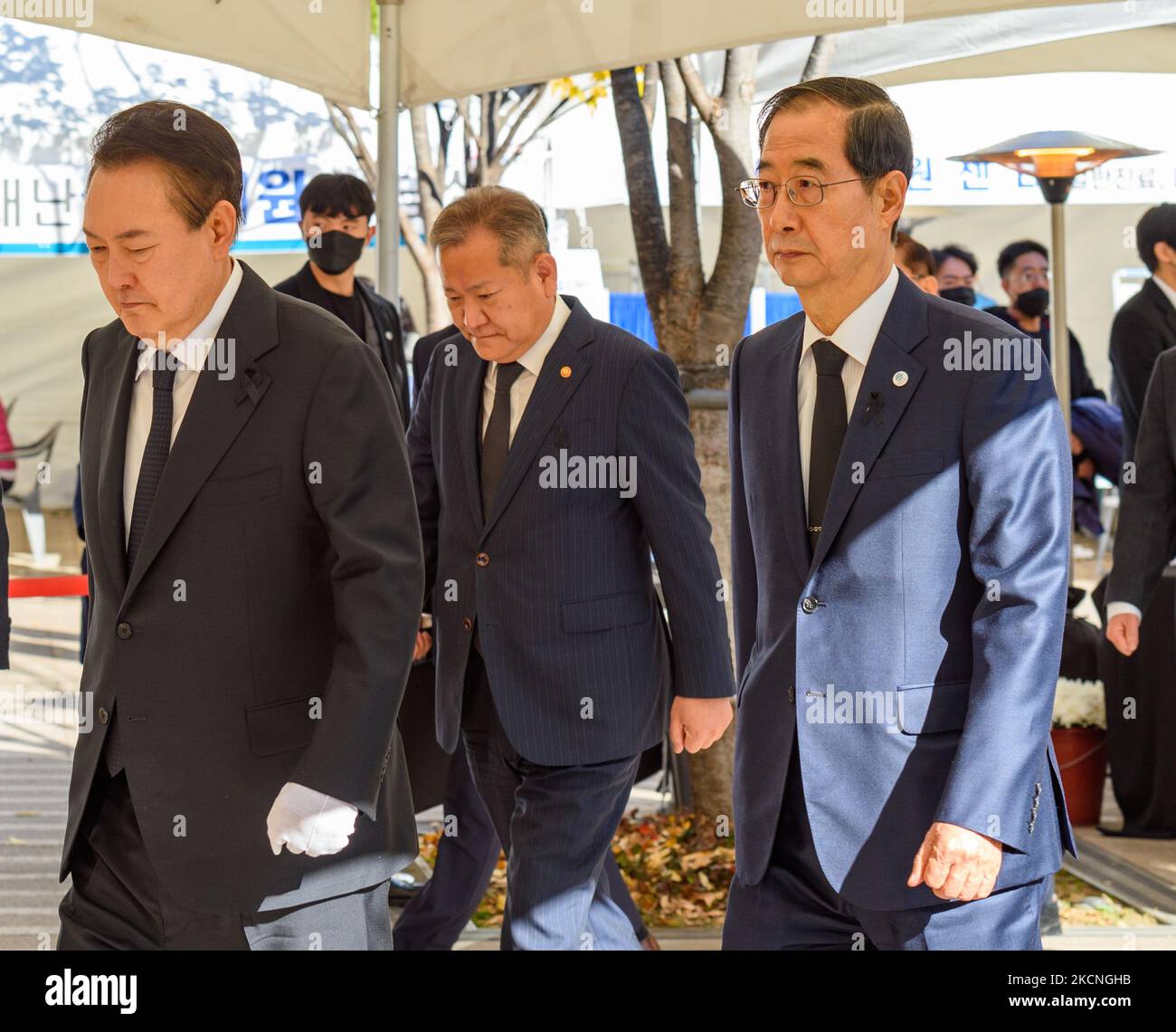Le président sud-coréen Yoon Suk-yeol (L) a rendu sa sixième visite au Premier ministre Han Duck-soo (R) et au ministre de l'intérieur et de la sécurité Lee sang-min (C) devant un autel commémoratif commun pour les victimes de la vague meurtrière de foule d'Halloween, devant l'hôtel de ville de Séoul. Le président a visité le même autel six fois cette semaine et a également visité un autel de deuil près du site de la tragédie. Au moins 156 personnes, surtout dans leurs 20s, ont été tuées dans une poussée de foule meurtrière pendant les célébrations d'Halloween dans le quartier populaire de la vie nocturne d'Itaewon, le 29 octobre dans la nuit. (Photo de Kim Jae-Hwan/SOP Banque D'Images