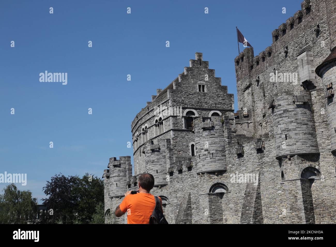 Tourisme prendre une photo par le château de Gravensteen, Gand (Gand), Belgique. (Photo de Creative Touch Imaging Ltd./NurPhoto) Banque D'Images