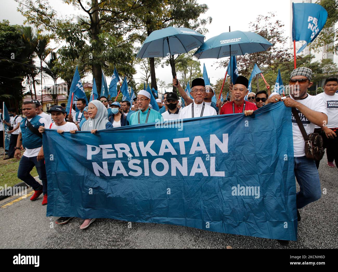 Kamarudin Jaafar (L-3) du candidat de Perikatan Nasional (Alliance nationale) arrive pour soumettre ses documents de candidature pour les prochaines élections générales au centre de candidature de Kuala Lumpur. Les Malais se rendront aux urnes pour l'élection générale de 15th (GE15) sur 19 novembre 2022. (Photo de © Wong Fok Loy / SOPA Images/Sipa USA) Banque D'Images