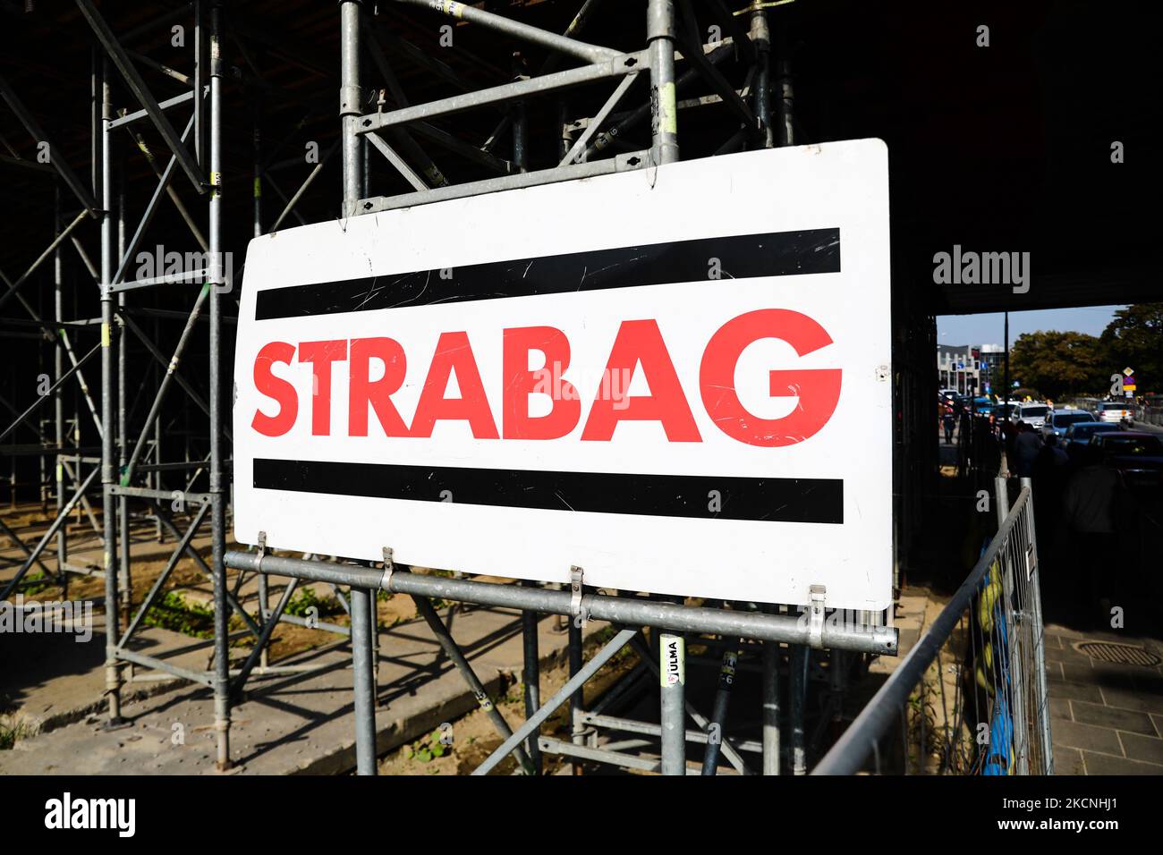 Le logo Strabag est visible sur le site de la construction à Cracovie, en Pologne, sur 27 septembre 2021. (Photo de Jakub Porzycki/NurPhoto) Banque D'Images