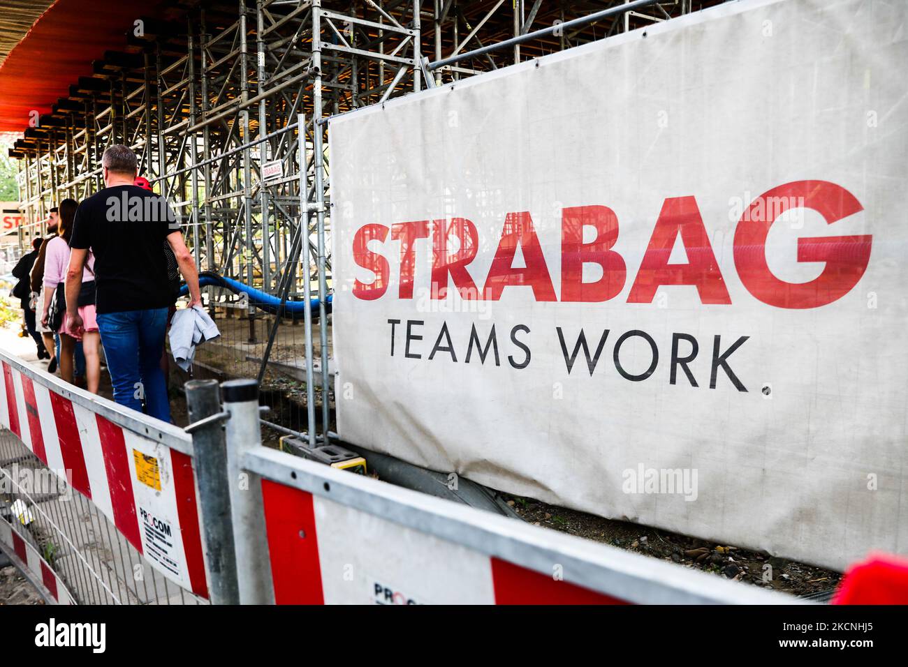 Le logo Strabag est visible sur le site de la construction à Cracovie, en Pologne, sur 27 septembre 2021. (Photo de Jakub Porzycki/NurPhoto) Banque D'Images