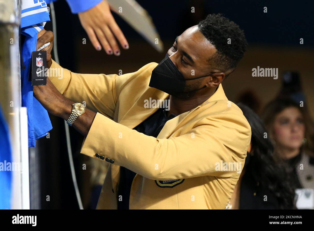 Calvin Johnson Jr., ancien grand receveur des Lions de Detroit, chante des autographes lors d'un match de football de la NFL entre les Ravens de Baltimore et les Lions de Detroit à Detroit, Michigan, États-Unis, dimanche, 26 septembre 2021. (Photo de Jorge Lemus/NurPhoto) Banque D'Images