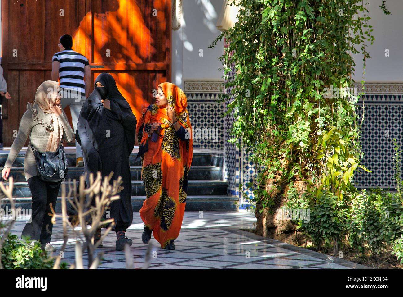 Les musulmans visitent le mausolée de Moulay Ali Cherif à Rissani, Maroc, Afrique. C'est le dernier lieu de repos du fondateur de la dynastie marocaine (actuelle) Alaouite et de plusieurs de ses fils. Alors que la porte et la cour élaborées sont ouvertes à tous, le mausolée lui-même et la mosquée qui y est rattachée sont hors limites pour les non-musulmans. (Photo de Creative Touch Imaging Ltd./NurPhoto) Banque D'Images