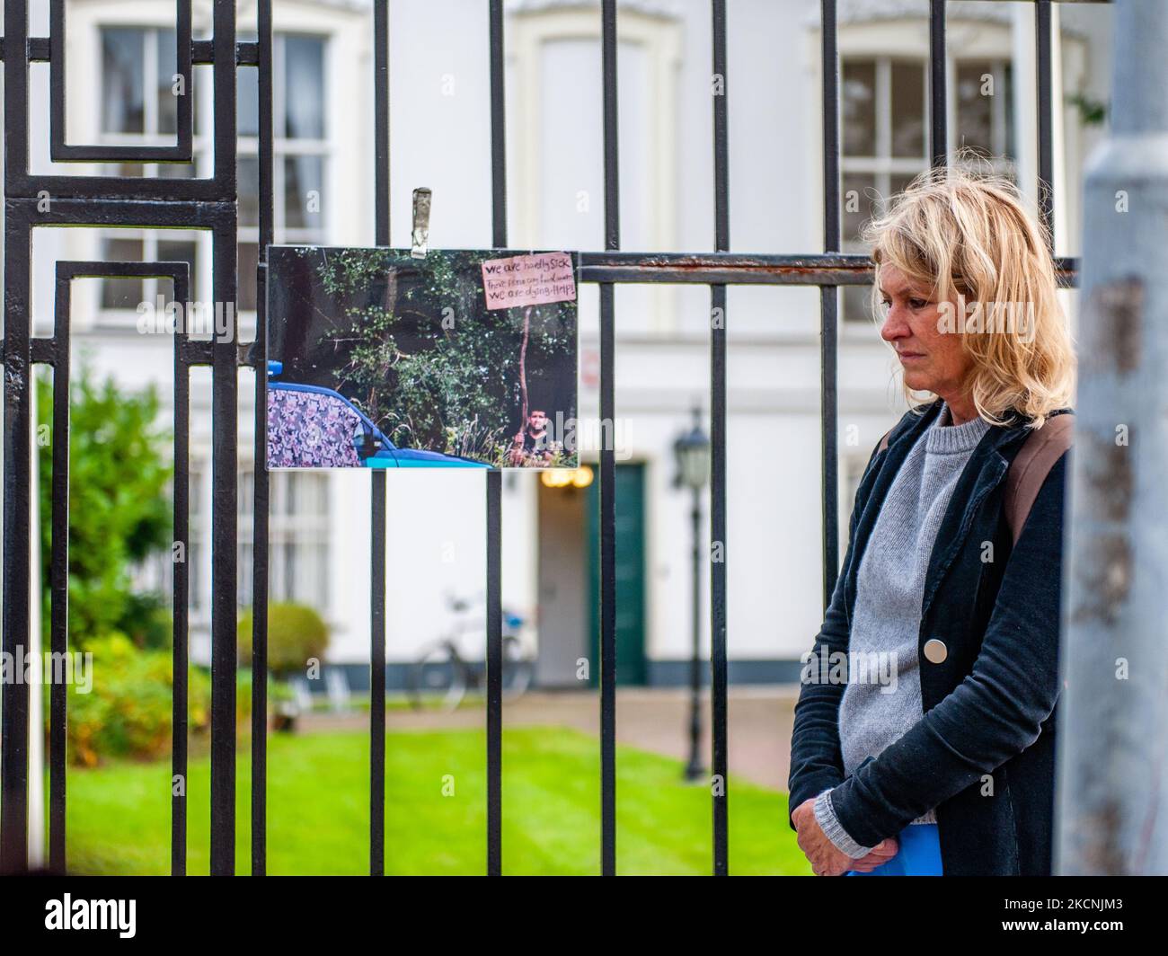 Les gens tiennent une minute de silence à cause des six réfugiés morts, lors d'une manifestation en faveur des réfugiés bloqués dans la frontière entre le Bélarus et la Pologne, organisée en face de l'ambassade de Pologne, à la Haye, pays-Bas, sur 28 septembre 2021. (Photo par Romy Arroyo Fernandez/NurPhoto) Banque D'Images