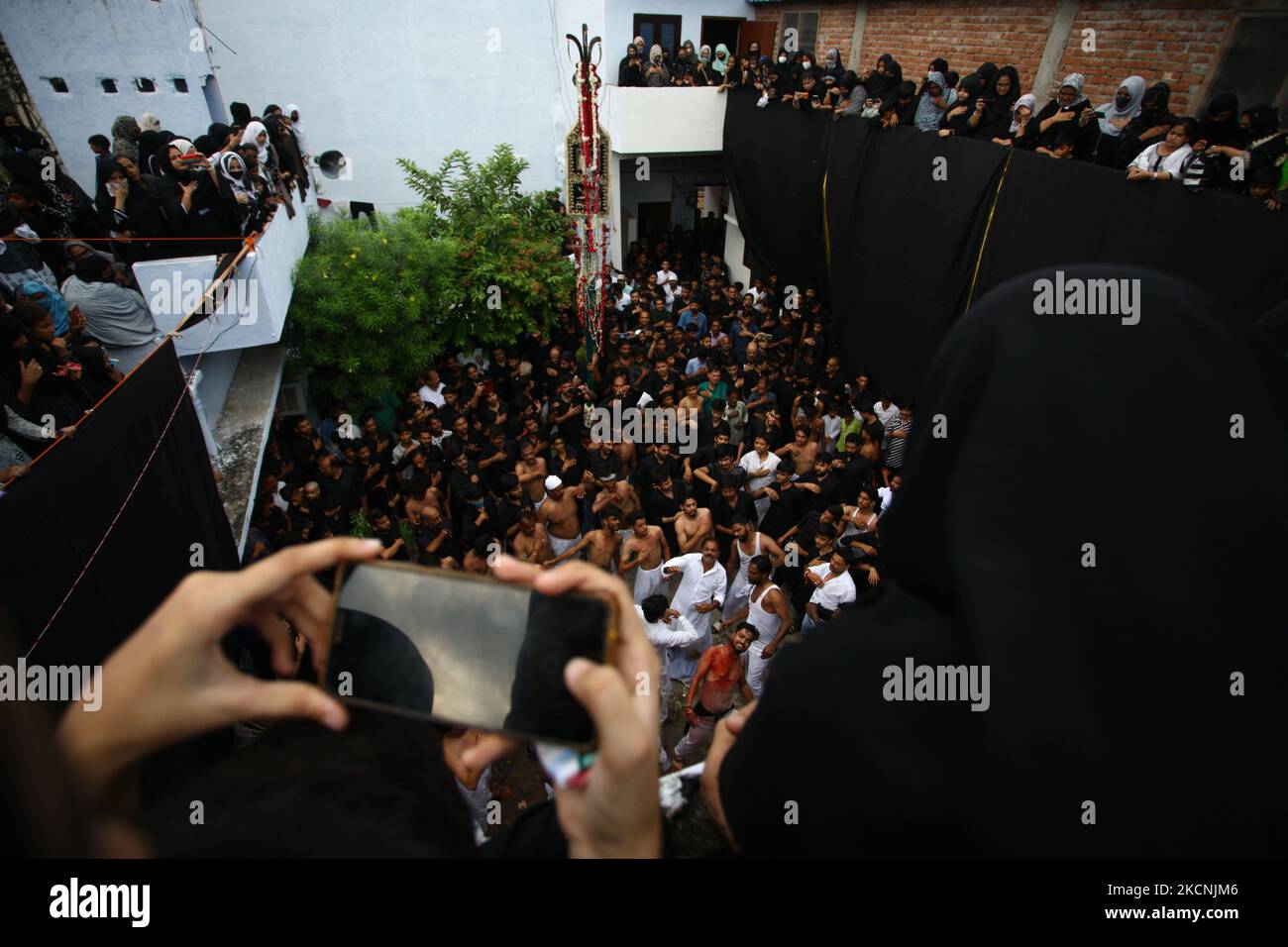 les musulmans chiites prennent part à un défilé religieux de « Chehlum », dans les vieilles rues d'Allahabad, en Inde, sur 28 septembre 2021. Chehlum est le quarantième jour de deuil après Ashura, l'anniversaire de la mort de l'imam Hussein, figure chiite vénérée.(photo de Ritesh Shukla/NurPhoto) Banque D'Images
