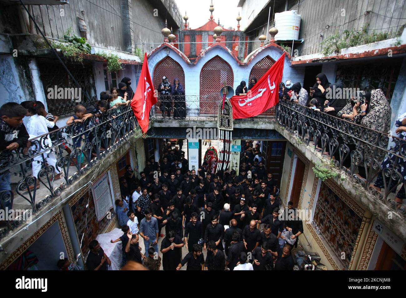 les musulmans chiites prennent part à un défilé religieux de « Chehlum », dans les vieilles rues d'Allahabad, en Inde, sur 28 septembre 2021. Chehlum est le quarantième jour de deuil après Ashura, l'anniversaire de la mort de l'imam Hussein, figure chiite vénérée.(photo de Ritesh Shukla/NurPhoto) Banque D'Images