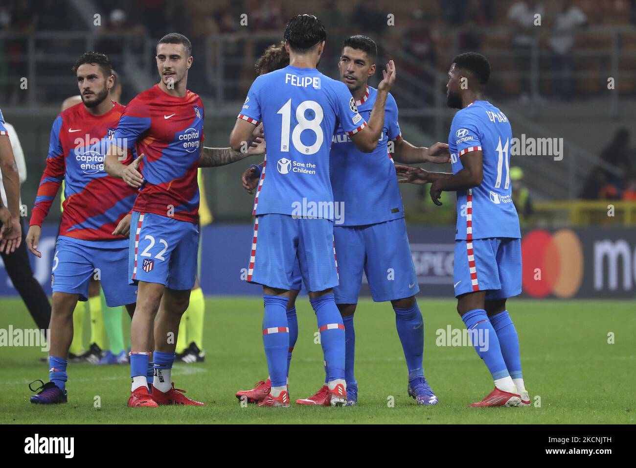 Luis Suarez, de l'Atlético Madrid, célèbre la victoire à la fin du match du groupe B de la Ligue des champions de l'UEFA entre l'AC Milan et l'Atlético Madrid au stade Giuseppe Meazza sur 28 septembre 2021 à Milan, en Italie. (Photo de Giuseppe Cottini/NurPhoto) Banque D'Images