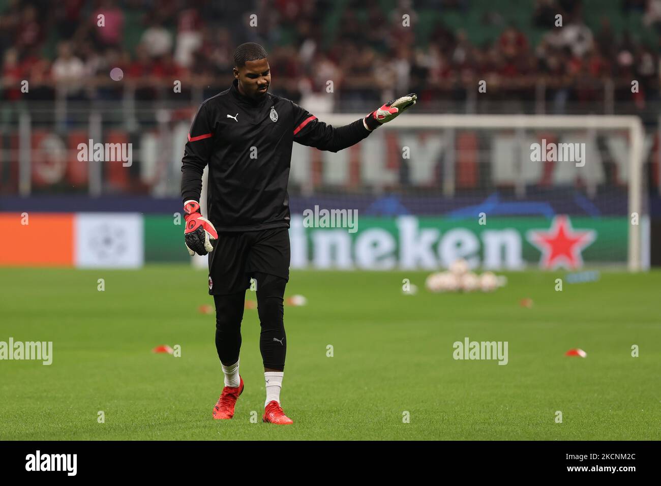 Mike Maignan, de l'AC Milan, se réchauffe lors de l'UEFA Champions League 2021/22 Group Stage - match de football du groupe B entre l'AC Milan et le Club Atletico de Madrid au stade Giuseppe Meazza, Milan, Italie sur 28 septembre 2021 (photo de Fabrizio Carabelli/LiveMedia/NurPhoto) Banque D'Images