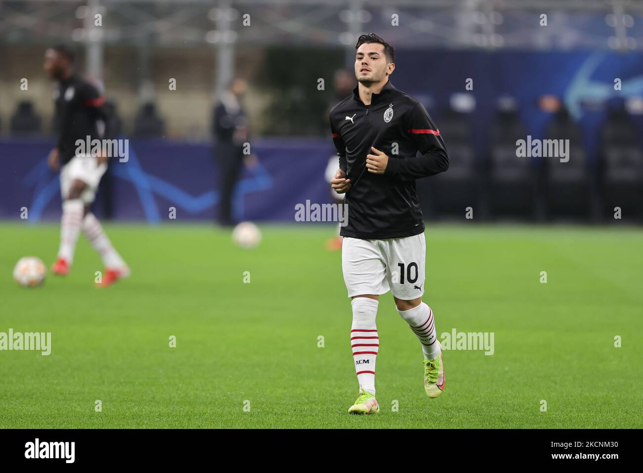 Brahim Diaz de l'AC Milan se réchauffe lors de l'UEFA Champions League 2021/22 Group Stage - match de football du groupe B entre l'AC Milan et le Club Atletico de Madrid au stade Giuseppe Meazza, Milan, Italie sur 28 septembre 2021 (photo de Fabrizio Carabelli/LiveMedia/NurPhoto) Banque D'Images