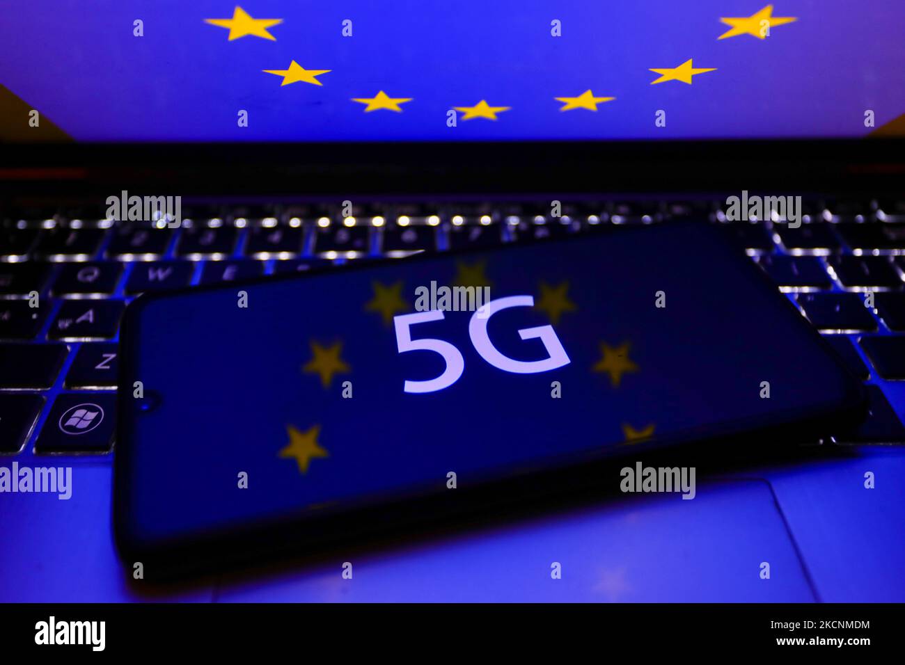 Le signe 5G est visible sur l'écran du smartphone avec le drapeau de l'Union européenne en arrière-plan dans cette photo d'illustration prise à Cracovie, Pologne sur 29 septembre 2021. (Photo de Beata Zawrzel/NurPhoto) Banque D'Images