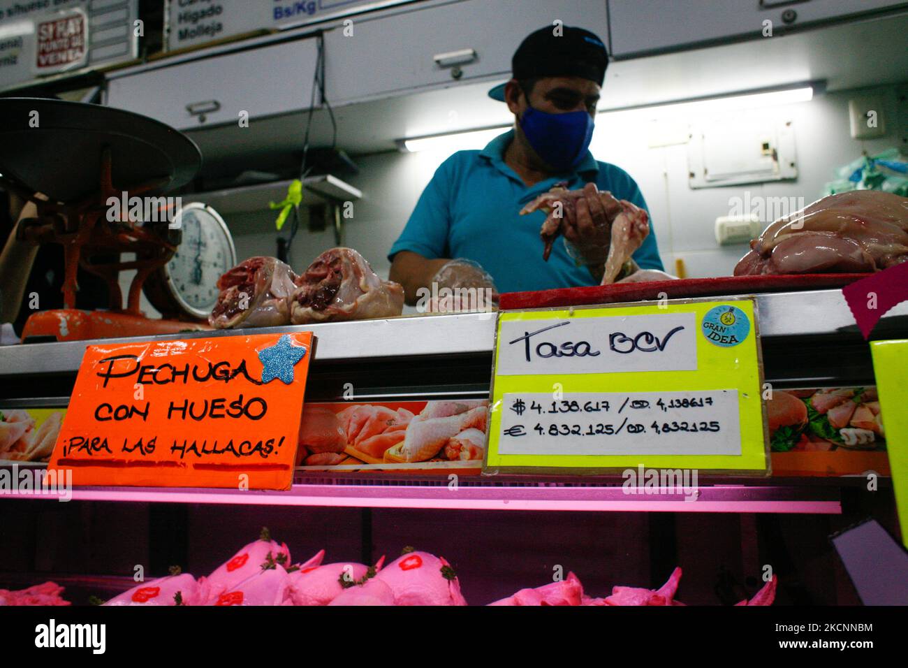 Un commerçant détient le taux en dollars stipulé par la Banque centrale vénézuélienne pour les transactions commerciales sur un marché à l'ouest de la ville, dans le contexte de la pandémie du coronavirus à Caracas, au Venezuela, sur 29 septembre 2021. (Photo par Javier Campos/NurPhoto) Banque D'Images