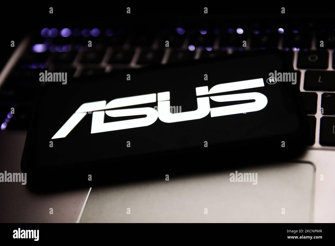 Le logo ASUS affiché sur un écran de téléphone et un clavier d'ordinateur portable sont vus dans cette illustration prise à Cracovie, Pologne sur 30 septembre 2021. (Photo de Jakub Porzycki/NurPhoto) Banque D'Images