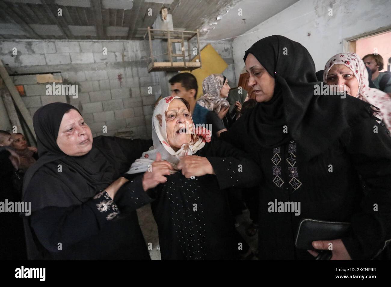 Les mouneurs réagissent avant les funérailles du palestinien Mohammad Abu Ammar, tué par les troupes israéliennes à la barrière frontalière entre Israël et Gaza, selon le ministère de la Santé, dans le centre de la bande de Gaza 30 septembre 2021. (Photo de Majdi Fathi/NurPhoto) Banque D'Images