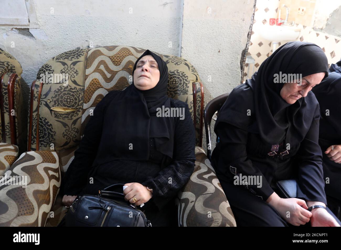 Les mouneurs réagissent avant les funérailles du palestinien Mohammad Abu Ammar, tué par les troupes israéliennes à la barrière frontalière entre Israël et Gaza, selon le ministère de la Santé, dans le centre de la bande de Gaza 30 septembre 2021. (Photo de Majdi Fathi/NurPhoto) Banque D'Images