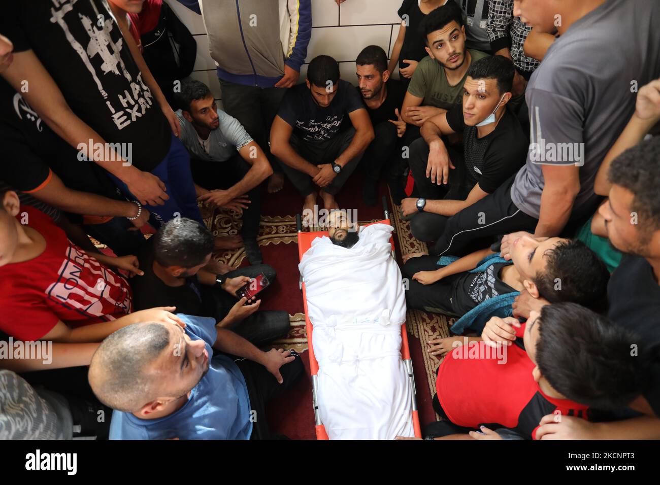 (NOTE DE LA RÉDACTION : contenu graphique) les personnes en deuil assistent aux funérailles du palestinien Mohammad Abu Ammar, qui a été tué par les troupes israéliennes à la barrière frontalière entre Israël et Gaza, selon le ministère de la Santé, dans le centre de la bande de Gaza 30 septembre 2021. (Photo de Majdi Fathi/NurPhoto) Banque D'Images