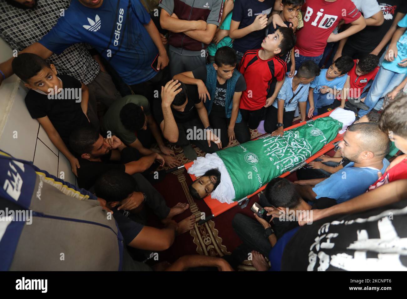 (NOTE DE LA RÉDACTION : contenu graphique) les personnes en deuil assistent aux funérailles du palestinien Mohammad Abu Ammar, qui a été tué par les troupes israéliennes à la barrière frontalière entre Israël et Gaza, selon le ministère de la Santé, dans le centre de la bande de Gaza 30 septembre 2021. (Photo de Majdi Fathi/NurPhoto) Banque D'Images