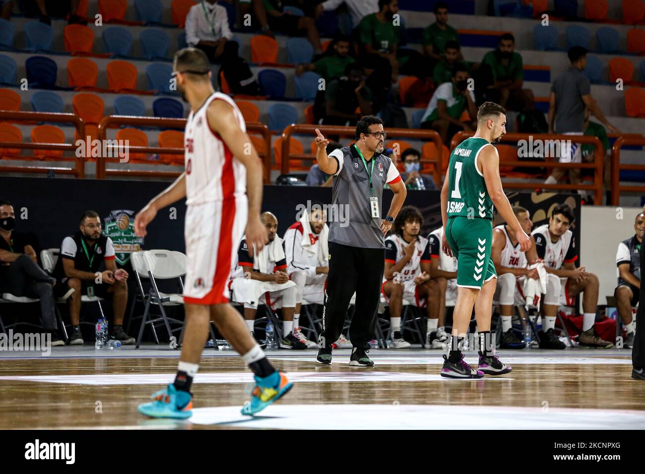 Entraîneur Mustafa Sheba pour Fath Team (Maroc) son action pendant le match de basket-ball entre Fath Union Sports Club (Maroc) et Blida City Sports Club (Algérie), mercredi 29 septembre 2021 à Burj Al Arab Stadium à 17:00, le jour 1 pour les championnats du Club arabe N.33 (photo par Ayman Aref/NurPhoto) Banque D'Images