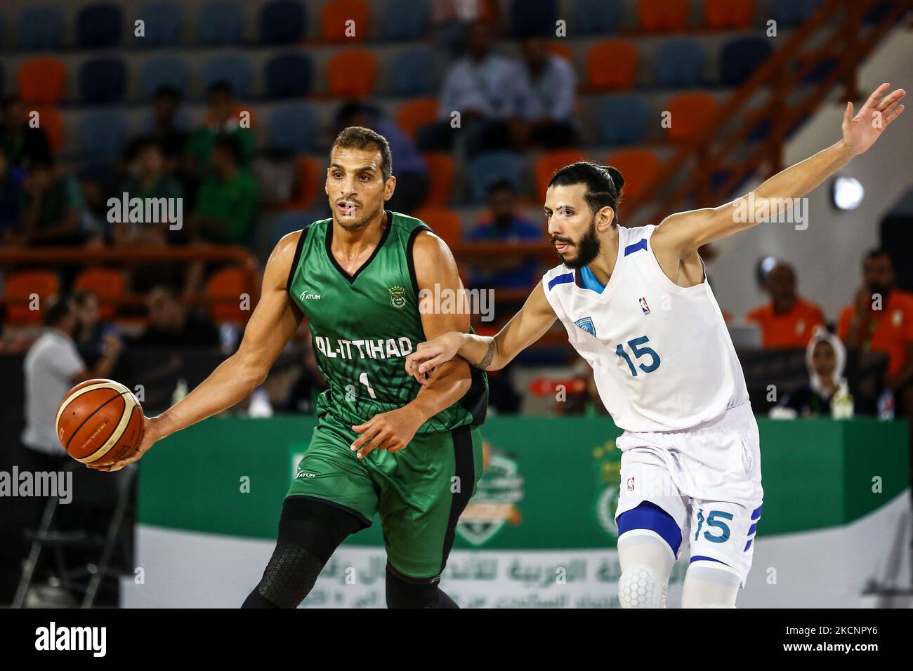 (1) Ismail Ahmed de l’équipe Al-Ittehad et (15) Mohamed Ibrahim de l’équipe Almina’a se battent pour le ballon lors du match de basket-ball entre le club Almina’a Sprting (Yémen) et le club Al-Ittehad Sprting (Égypte), le mercredi 29 septembre 2021 au stade arabe Burj Al à 19 h 00, le jour 1 pour les championnats du club arabe N.33 (Photo par Ayman Aref/NurPhoto) Banque D'Images