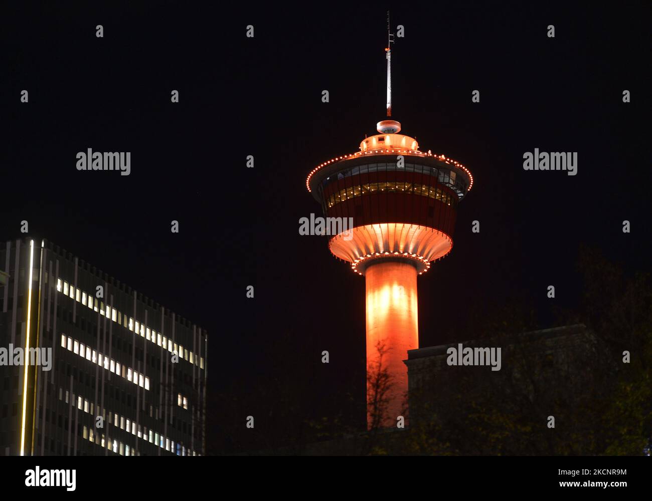 La tour de Calgary s'est illuminée en orange pour marquer la première Journée nationale de vérité et de réconciliation, une journée en l'honneur des enfants perdus et des survivants des pensionnats, de leurs familles et de leurs collectivités. Le jeudi 30 septembre 2021, à fort Calgary, Calgary, Alberta, Canada. (Photo par Artur Widak/NurPhoto) Banque D'Images