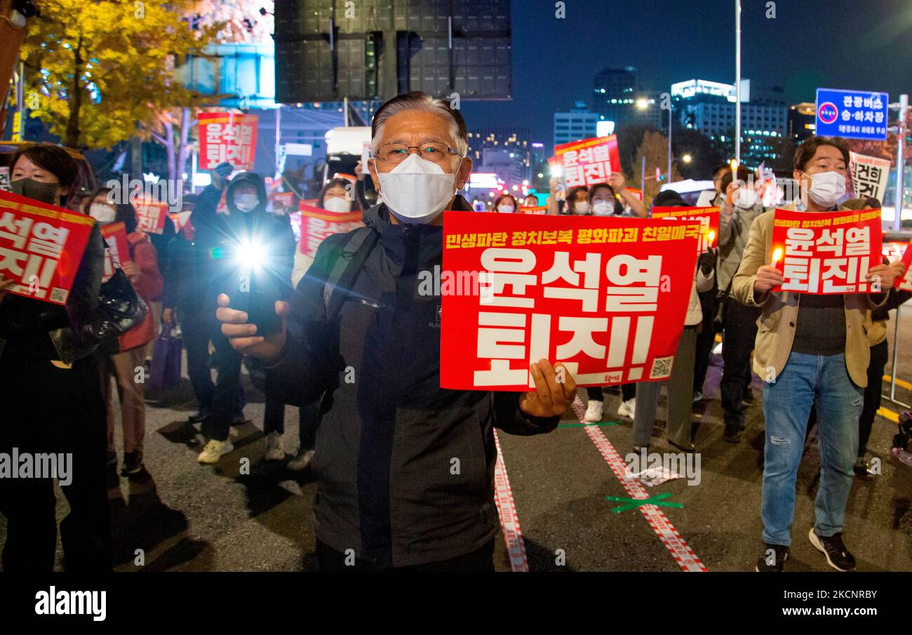 Rallye aux chandelles exigeant la démission du président Yoon Suk-Yeol et l'enquête sur la première dame Kim Keon-Hee, 29 octobre 2022 : les Sud-Coréens assistent à une veillée aux chandelles exigeant la démission du président Yoon Suk-Yeol et l'enquête sur la première dame Kim Keon-Hee dans le centre de Séoul, en Corée du Sud. Les participants ont exigé d'organiser une poursuite spéciale pour enquêter sur les implications présumées d'une affaire de manipulation du cours des actions par la première dame Kim Keon-Hee et ont demandé la démission du président Yoon. Des signes lus, "Yoon Suk-Yeol, qui a ruiné les moyens de subsistance du public, a agi des représailles politiques, Banque D'Images