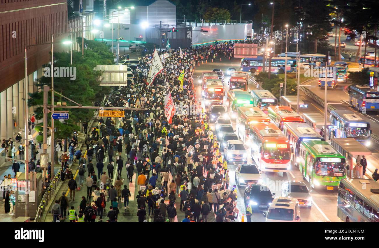 Rallye aux chandelles exigeant la démission du président Yoon Suk-Yeol et l'enquête de la première dame Kim Keon-Hee, 29 octobre 2022 : Les Sud-Coréens marchent vers le bureau présidentiel qui se trouve dans le district de Yongsan près d'Itaewon lors d'une veillée aux chandelles exigeant la démission du président Yoon Suk-Yeol et l'enquête sur la première dame Kim Keon-Hee dans le centre de Séoul, en Corée du Sud. Les participants ont exigé d'organiser une poursuite spéciale pour enquêter sur les implications présumées d'une affaire de manipulation du cours des actions par la première dame Kim Keon-Hee et ont demandé la démission du président Yoon. Les panneaux indiquent « y Banque D'Images