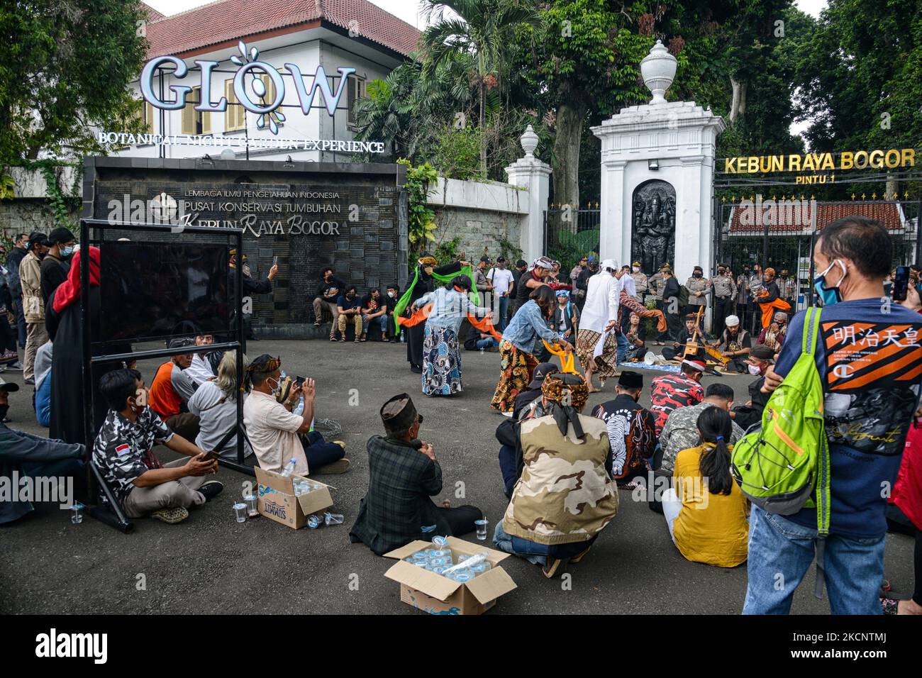 Les culturistes de Bogor prennent part à un programme de visite nocturne pour protester contre les lumières phosphorescentes dans les jardins botaniques de Bogor, à Bogor, dans l'ouest de Java, en Indonésie, sur 1 octobre 2021. (Photo par Adriana Adie/NurPhoto) Banque D'Images