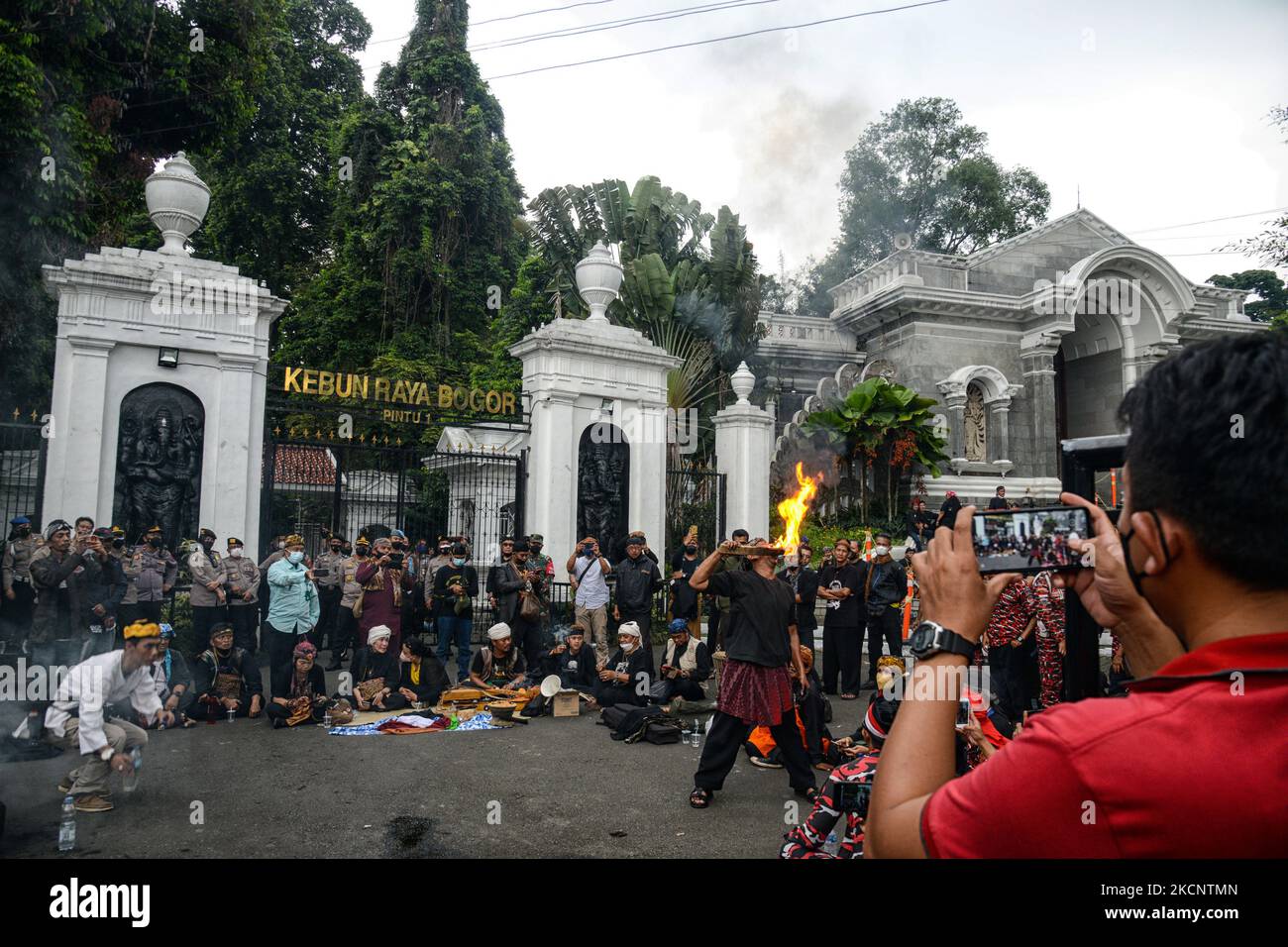 Les culturistes de Bogor participent à un programme de visite nocturne exigeant une démonstration de lumière phosphorescente aux jardins botaniques de Bogor, à Bogor, dans l'ouest de Java, en Indonésie, sur 1 octobre 2021. (Photo par Adriana Adie/NurPhoto) Banque D'Images