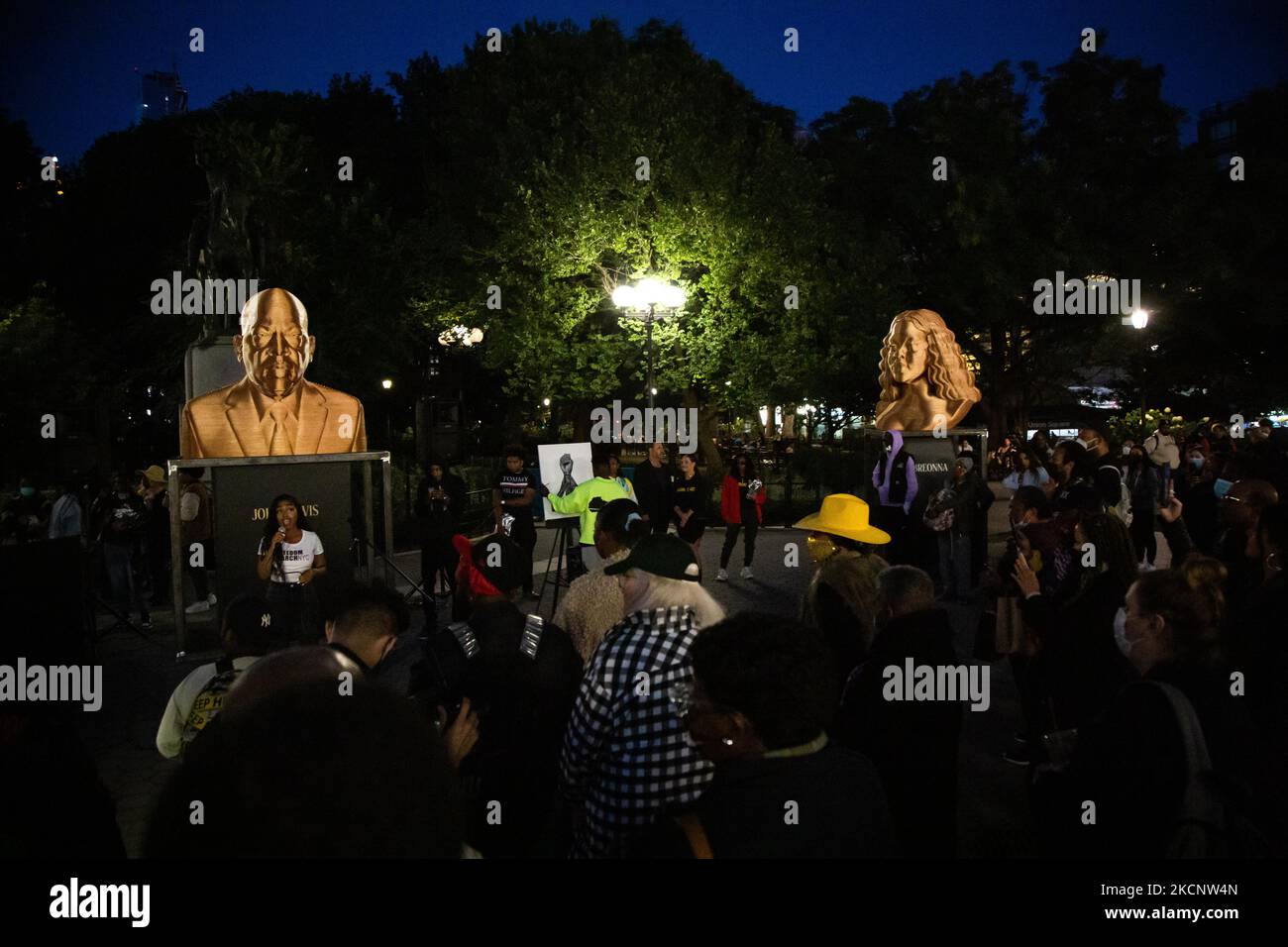 Les statues de Breonna Taylor, George Floyd et John Lewis ont été dévoilées à Union Square, sur 1 octobre 2021, lors d'une vigile mettant en vedette des artistes, des chefs de mouvement et des membres de la famille de ceux qui avaient perdu leur vie à cause de la violence policière. (Photo de Karla Ann Cote/NurPhoto) Banque D'Images