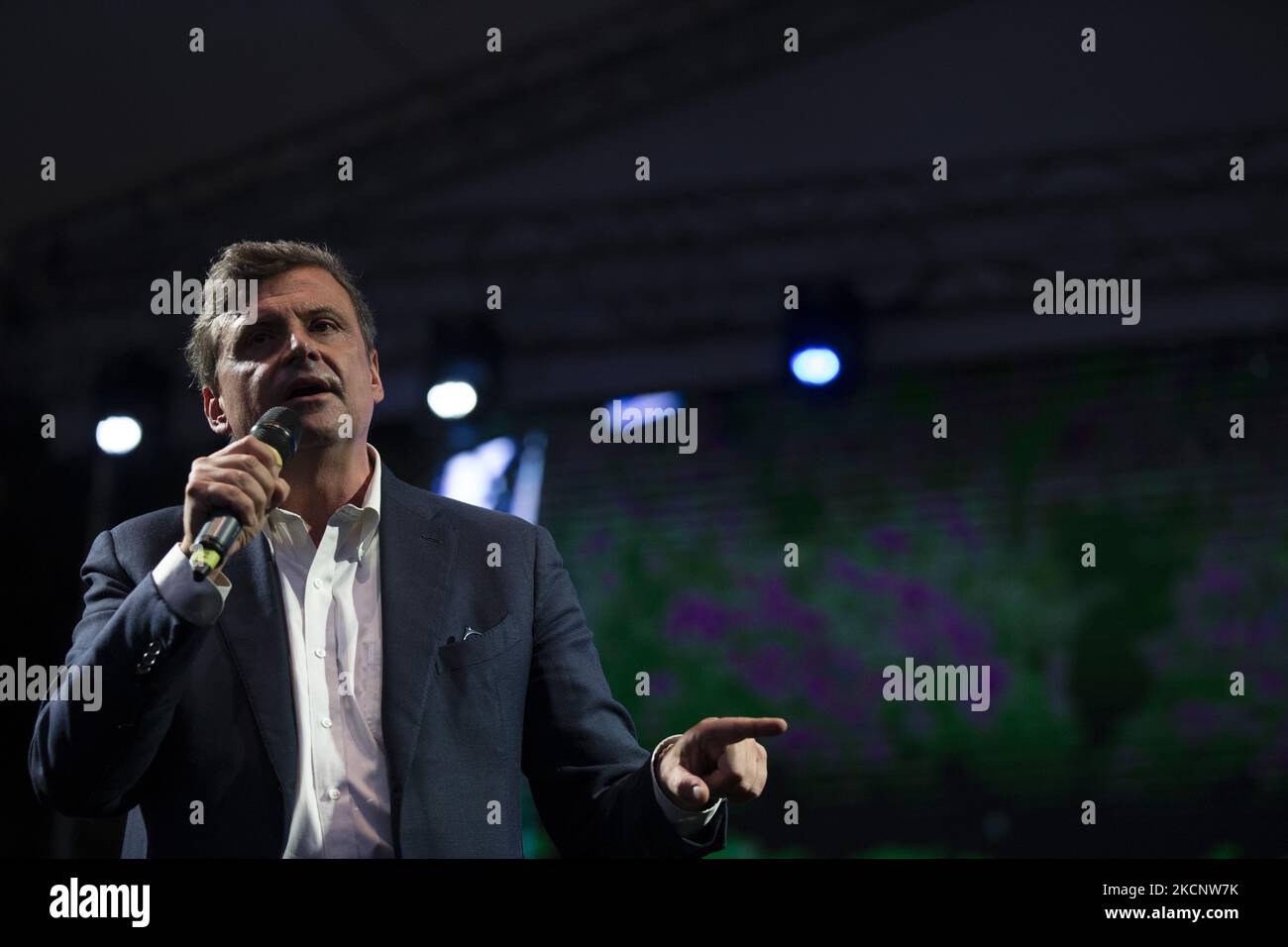 Candidat de centre-gauche pour les prochaines élections municipales à Rome, Carlo Calenda parle sur une scène lors de la clôture de sa campagne électorale mayonnaise sur la Piazza del Popolo à Rome sur 1 octobre 2021. (Photo de Christian Minelli/NurPhoto) Banque D'Images