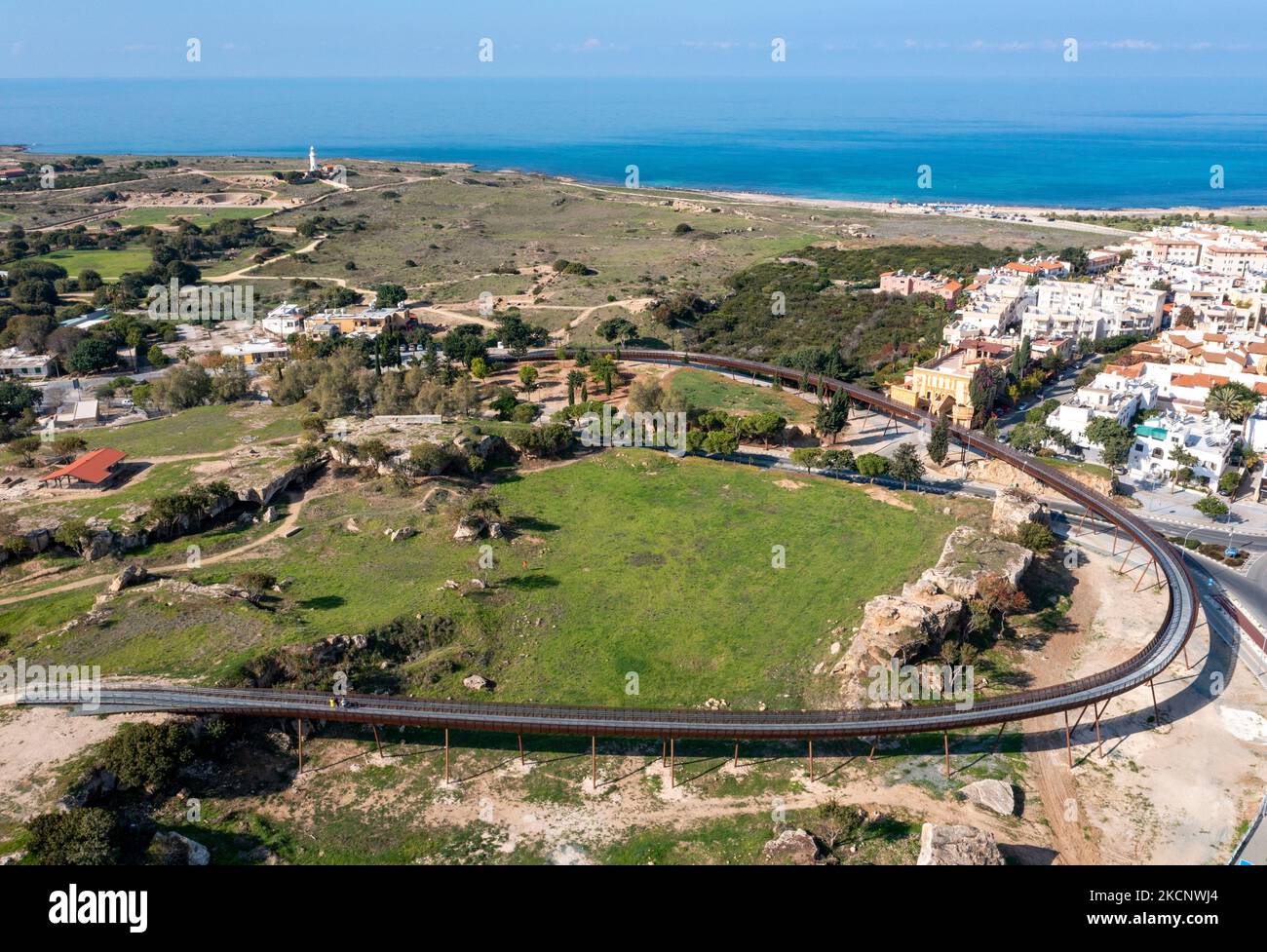 Vue aérienne de la nouvelle passerelle surélevée qui relie le parc archéologique de Paphos à la colline de Fabrica, Paphos, Chypre Banque D'Images