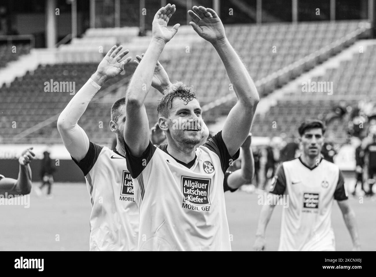 Kevin Kraus (à droite) du 1.FC Kaiserslautern fête à la suite de la victoire de leurs côtés en 3. Match de Ligue entre TSV Havelse et 1.FC Kaiserslautern à HDI-Arena sur 02 octobre 2021 à Hanovre, Allemagne. (Photo de Peter Niedung/NurPhoto) Banque D'Images