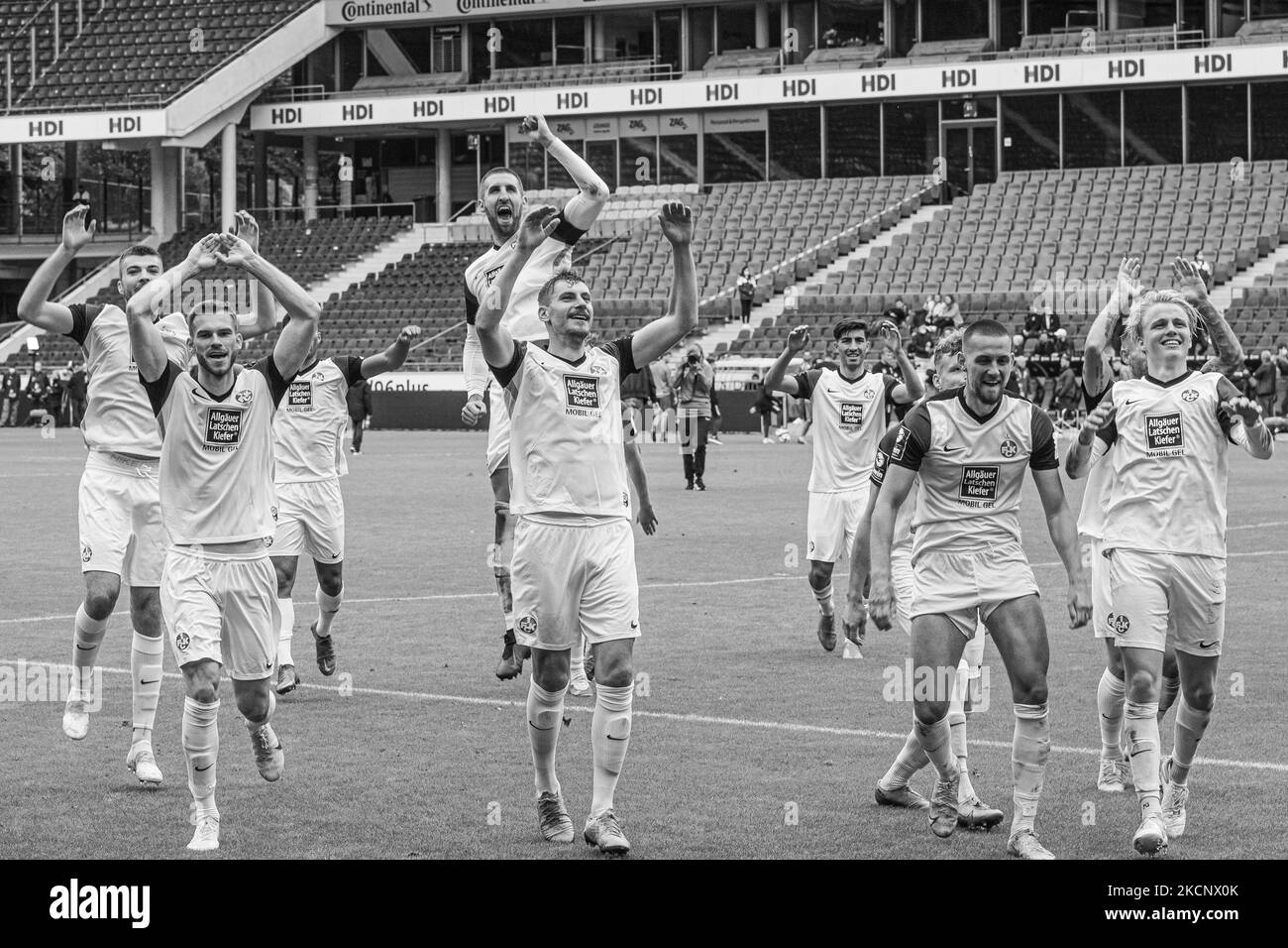 Les joueurs du 1.FC Kaiserslautern célèbrent la victoire de leurs côtés en 3. Match de Ligue entre TSV Havelse et 1.FC Kaiserslautern à HDI-Arena sur 02 octobre 2021 à Hanovre, Allemagne. (Photo de Peter Niedung/NurPhoto) Banque D'Images