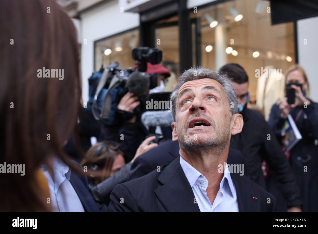 L'ancien président français Nicolas Sarkozy salue ses partisans, avant la session de signature de son nouveau livre "promenades", à Paris sur 2 octobre 2021. Un tribunal français de 30 septembre 2021 a condamné Nicolas Sarkozy à une peine d'emprisonnement d'un an pour financement illégal de sa candidature à la réélection de 2012, portant un nouveau coup à l'ailier de droite sept mois après avoir été condamné à une peine d'emprisonnement pour corruption. (Photo de Mehdi Taamallah/NurPhoto) Banque D'Images