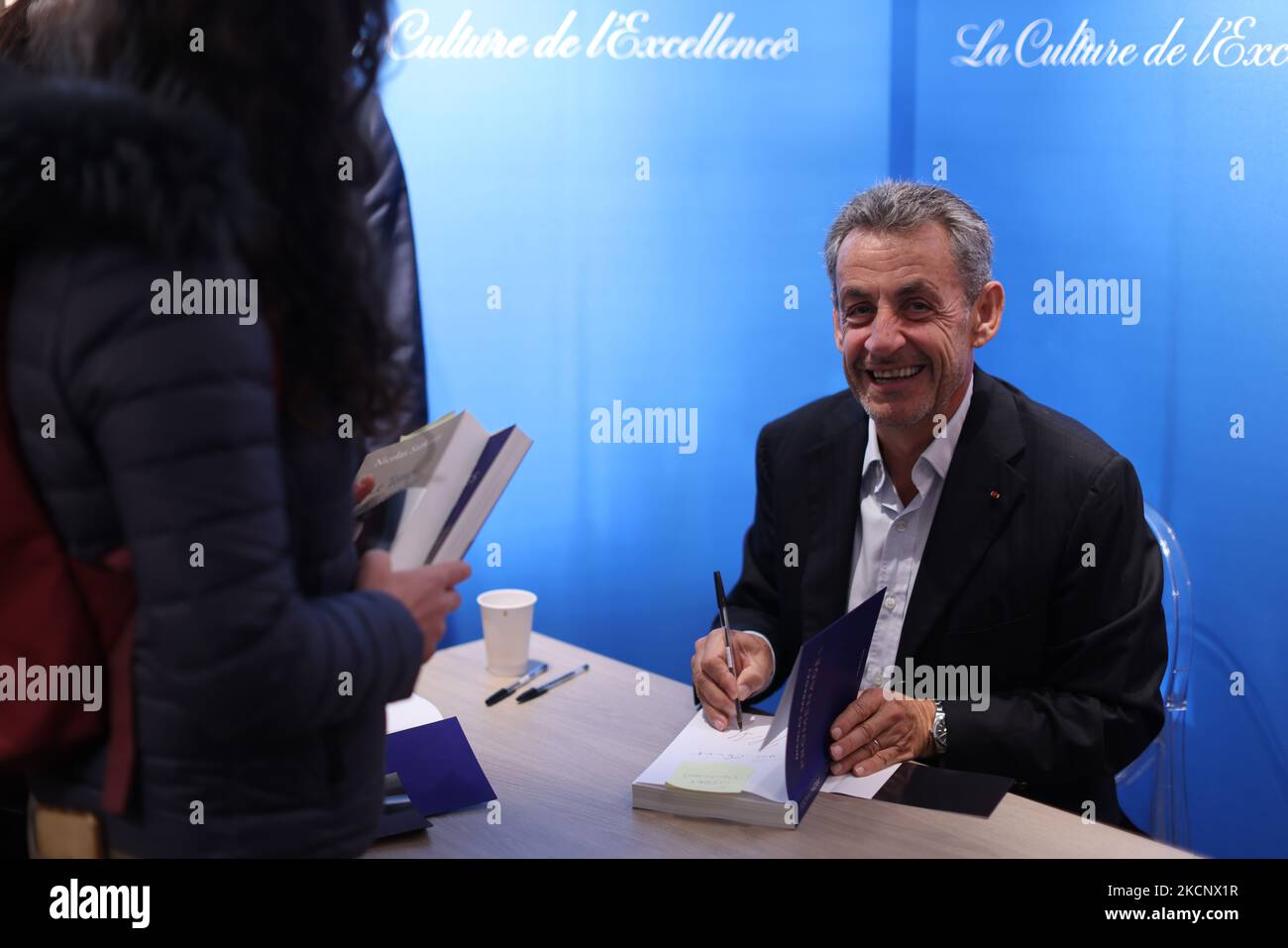 L'ancien président français Nicolas Sarkozy salue ses partisans, avant la session de signature de son nouveau livre "promenades", à Paris sur 2 octobre 2021. Un tribunal français de 30 septembre 2021 a condamné Nicolas Sarkozy à une peine d'emprisonnement d'un an pour financement illégal de sa candidature à la réélection de 2012, portant un nouveau coup à l'ailier de droite sept mois après avoir été condamné à une peine d'emprisonnement pour corruption. (Photo de Mehdi Taamallah/NurPhoto) Banque D'Images