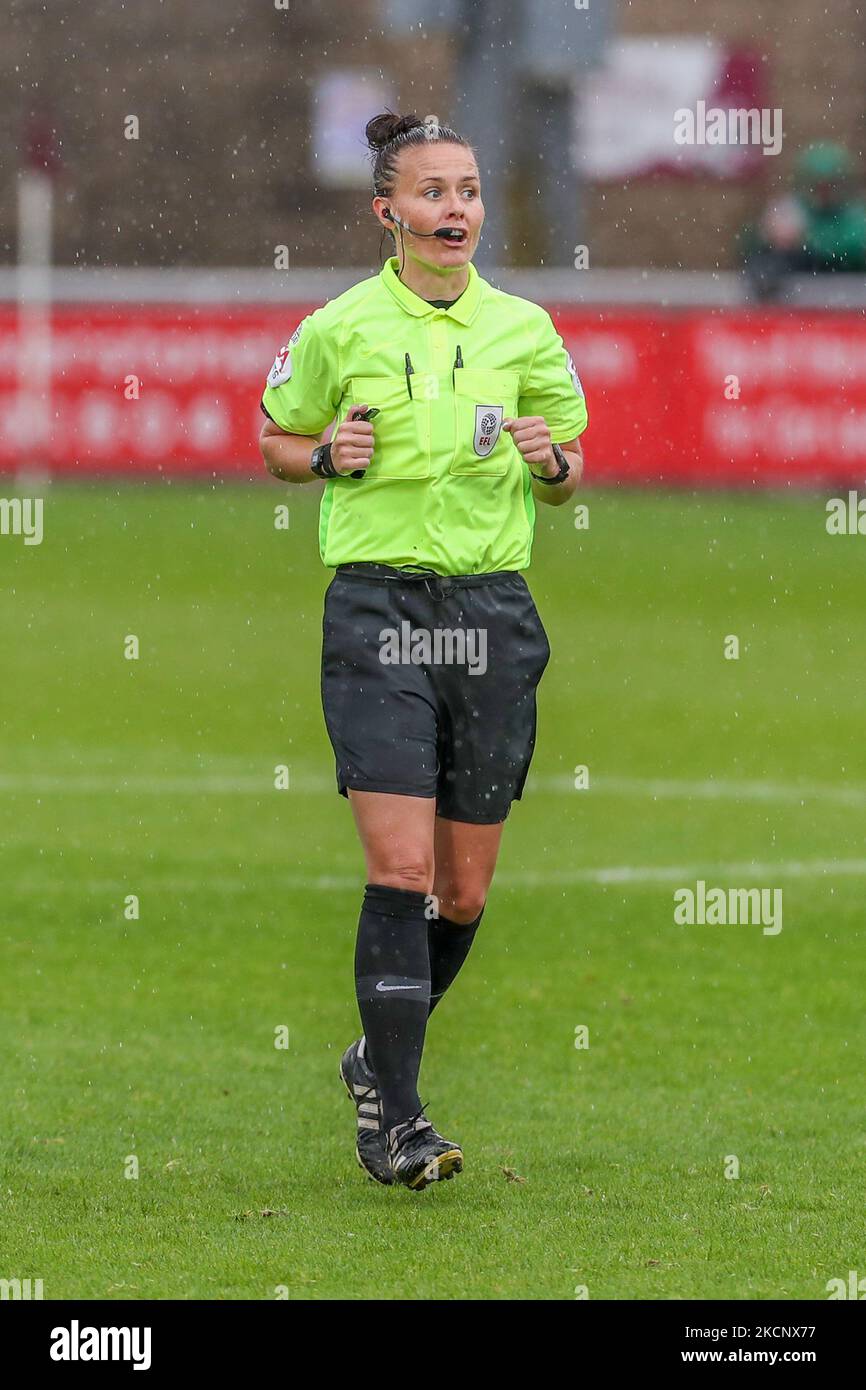 L'arbitre Rebecca Welch lors de la deuxième moitié du match de la Sky Bet League Two entre Northampton Town et Sutton United au PTS Academy Stadium, Northampton, le samedi 2nd octobre 2021. (Photo de John Cripps/MI News/NurPhoto) Banque D'Images