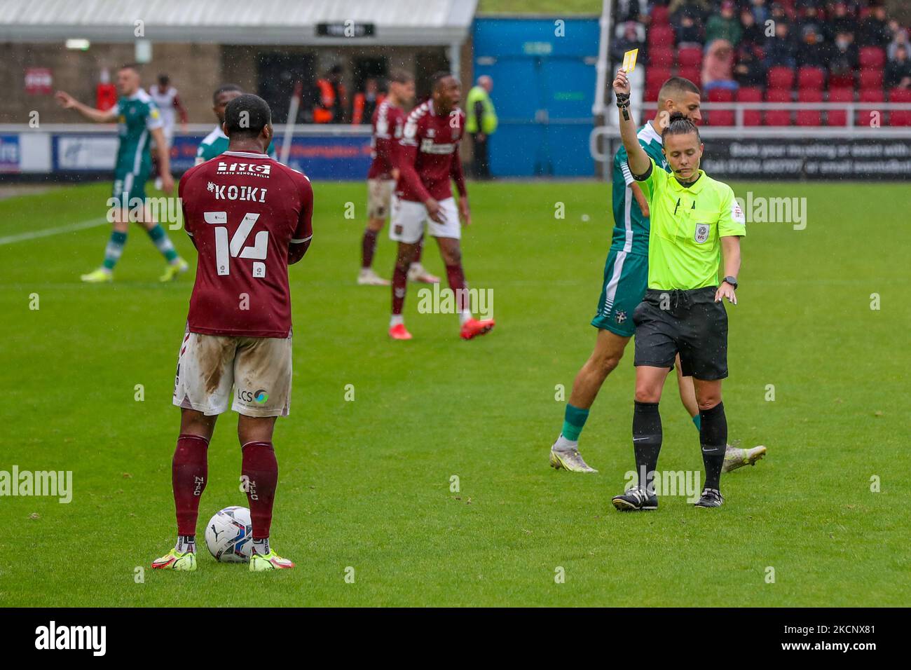 L'arbitre Rebecca Welch présente une carte jaune à Ali Koiki de Northampton Town lors de la deuxième moitié du match de la Sky Bet League Two entre Northampton Town et Sutton United au PTS Academy Stadium, Northampton, le samedi 2nd octobre 2021. (Photo de John Cripps/MI News/NurPhoto) Banque D'Images