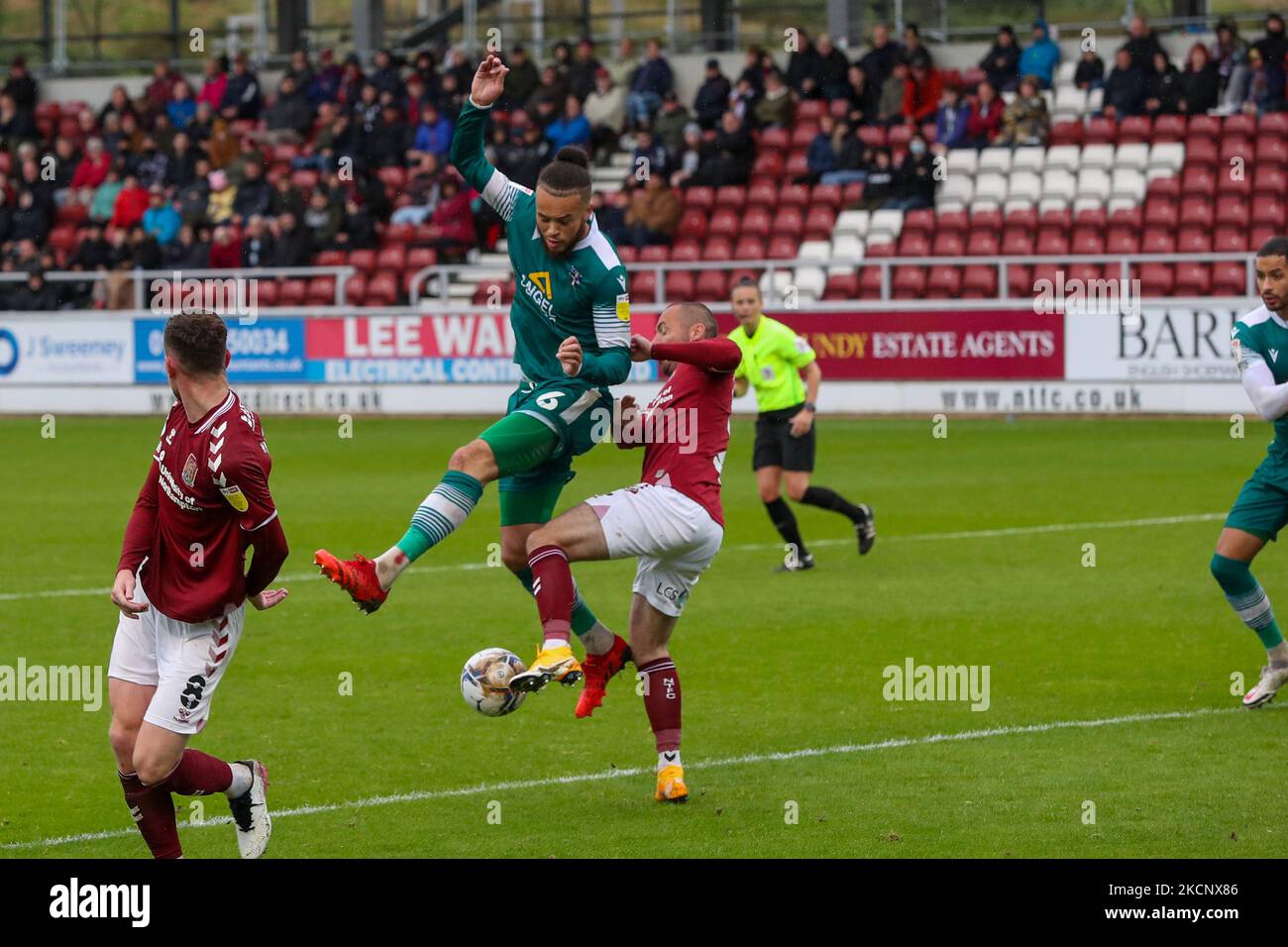 Michael Harriman de Northampton Town bloque le tir de Louis John de Sutton United lors de la deuxième moitié du match de la Sky Bet League Two entre Northampton Town et Sutton United au PTS Academy Stadium, à Northampton, le samedi 2nd octobre 2021. (Photo de John Cripps/MI News/NurPhoto) Banque D'Images