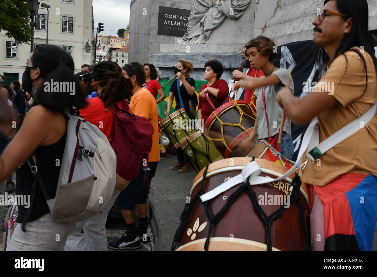 Des activistes effectuent une représentation musicale avec des instruments de percussion lors d'un rallye sur la place Rossio, à Lisbonne. 02 octobre 2021. Une manifestation a été organisée par la campagne Fora Bolsonaro, qui réunit plusieurs organisations, partis, syndicats et mouvements à Lisbonne en faveur de la démocratie et des droits du peuple. (Photo par Jorge Mantilla/NurPhoto) Banque D'Images