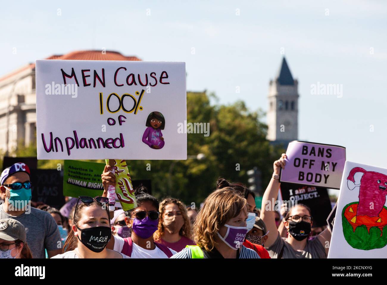 Les manifestants en route de Freedom Plaza à la Cour suprême des États-Unis lors de la Marche des femmes pour la justice pour l'avortement à Washington, DC. Les manifestants exigent que le gouvernement américain protège les droits génésiques des femmes et leur accès à l'avortement dans tout le pays. Plus précisément, ils demandent au Congrès d'adopter la loi sur la protection de la santé des femmes (WHPA) et CHAQUE loi, qui garantissent l'accès à l'avortement et exigent qu'il soit couvert par une assurance. Plus de 600 manifestations satellites ont lieu à 2 octobre dans tout le pays. Les événements sont en partie en réponse aux lois restrictives anti-avortement récemment adoptées au Texas et au Mississippi, an Banque D'Images